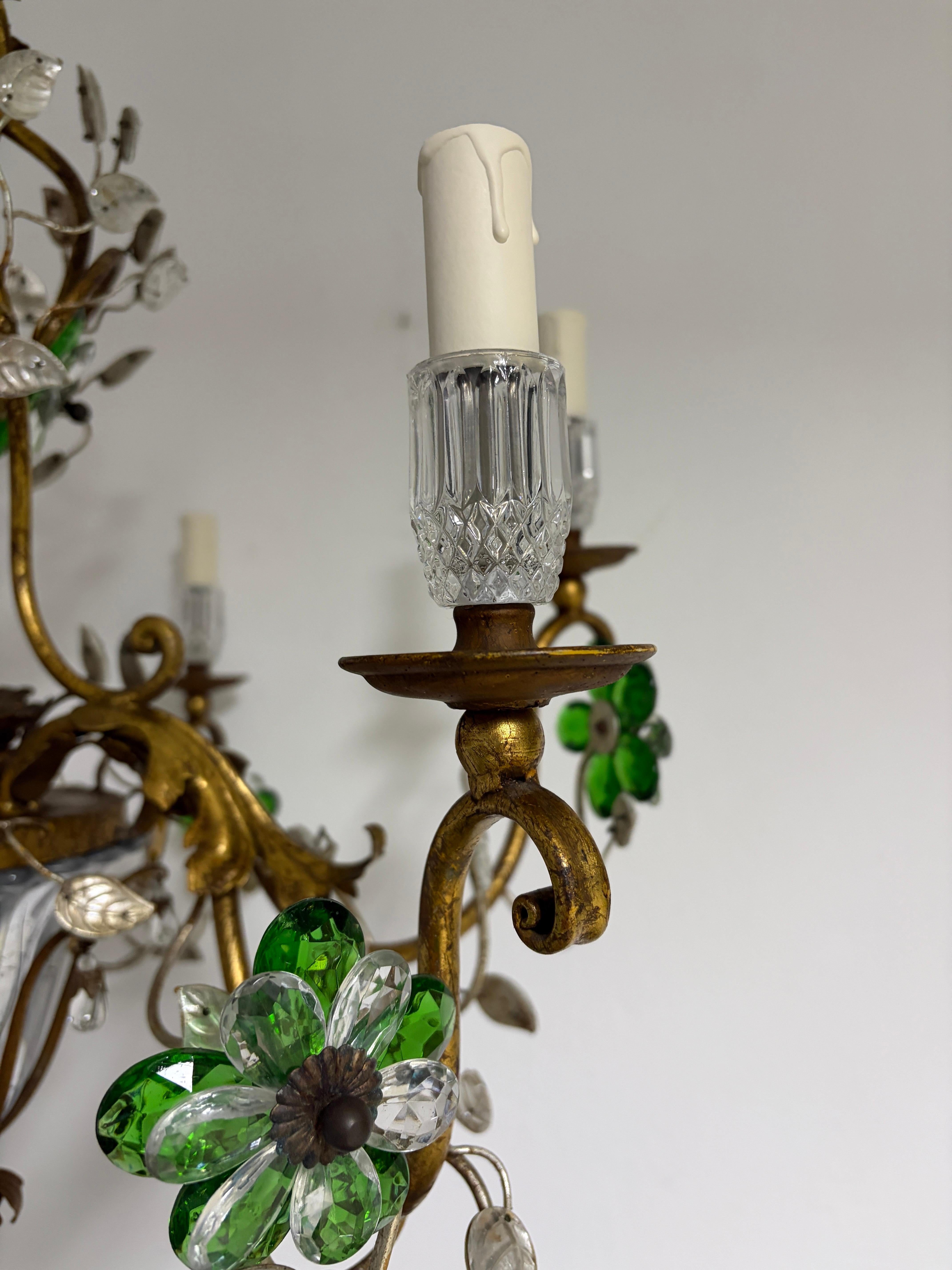 Cristallo Maison Baguès francese in stile fiori e foglie verdi, lampadario d'oro con vaso c1940 in vendita