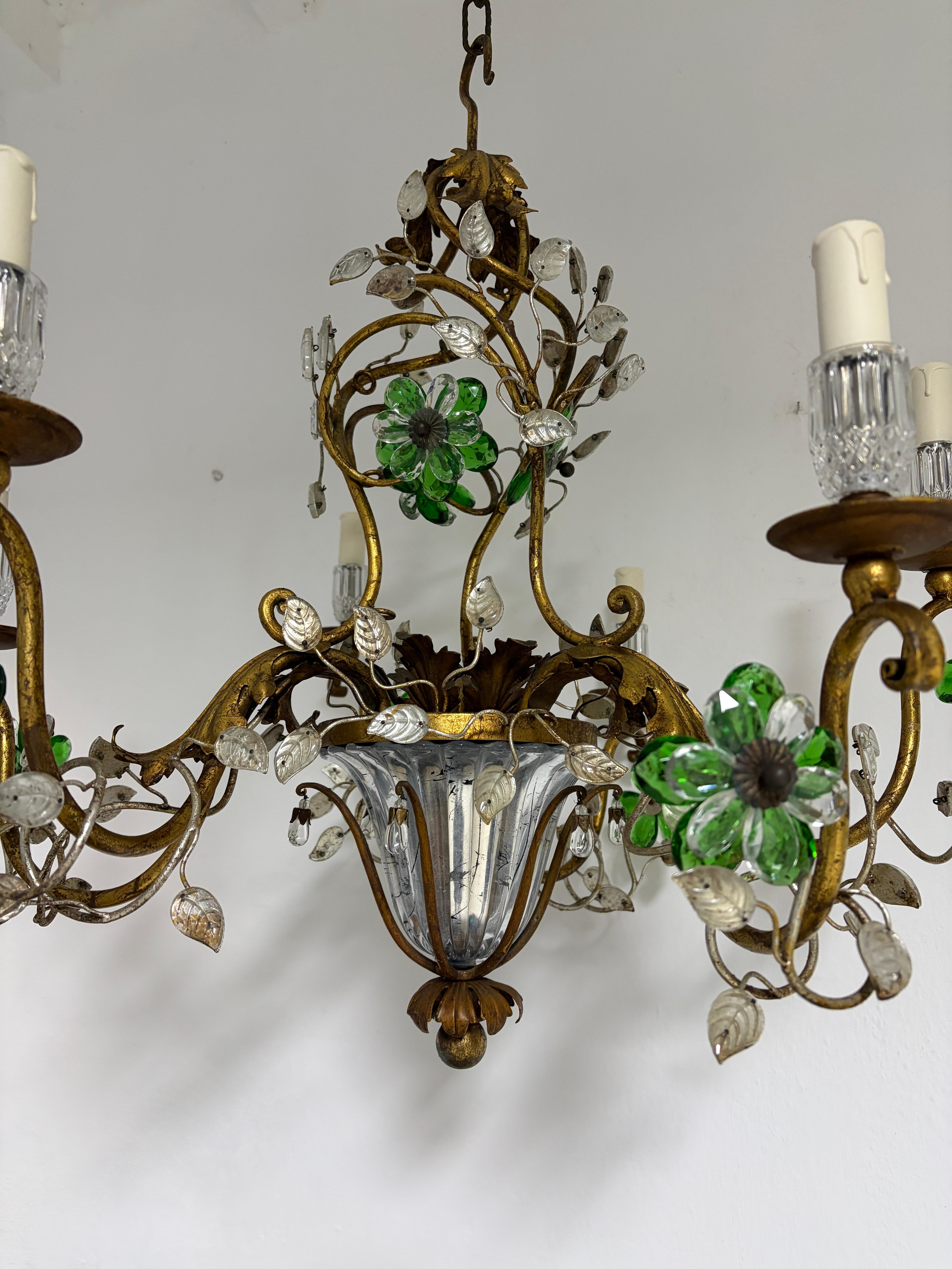 Maison Baguès francese in stile fiori e foglie verdi, lampadario d'oro con vaso c1940 in vendita 1