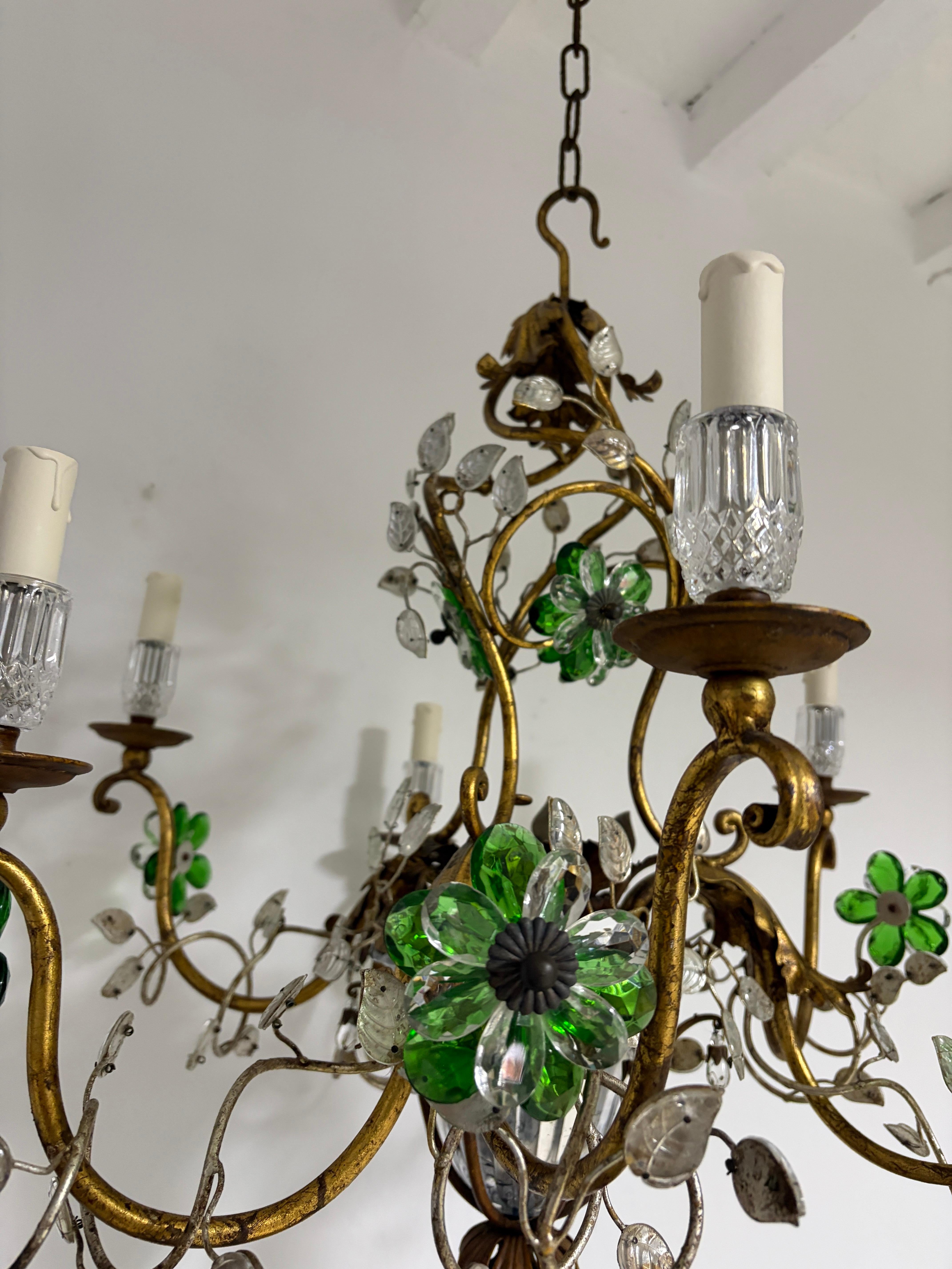 Maison Baguès francese in stile fiori e foglie verdi, lampadario d'oro con vaso c1940 in vendita 2