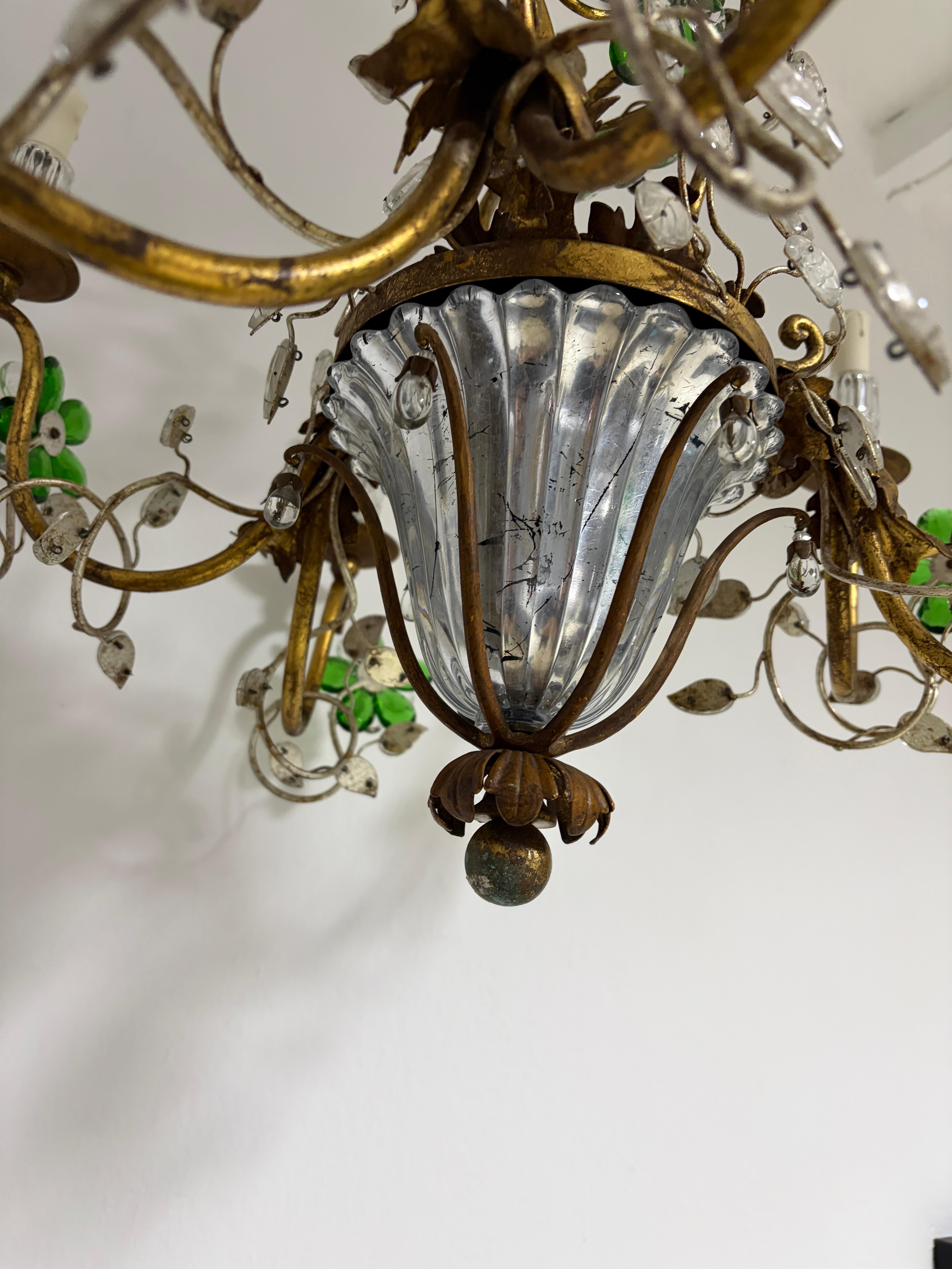 Maison Baguès francese in stile fiori e foglie verdi, lampadario d'oro con vaso c1940 in vendita 3