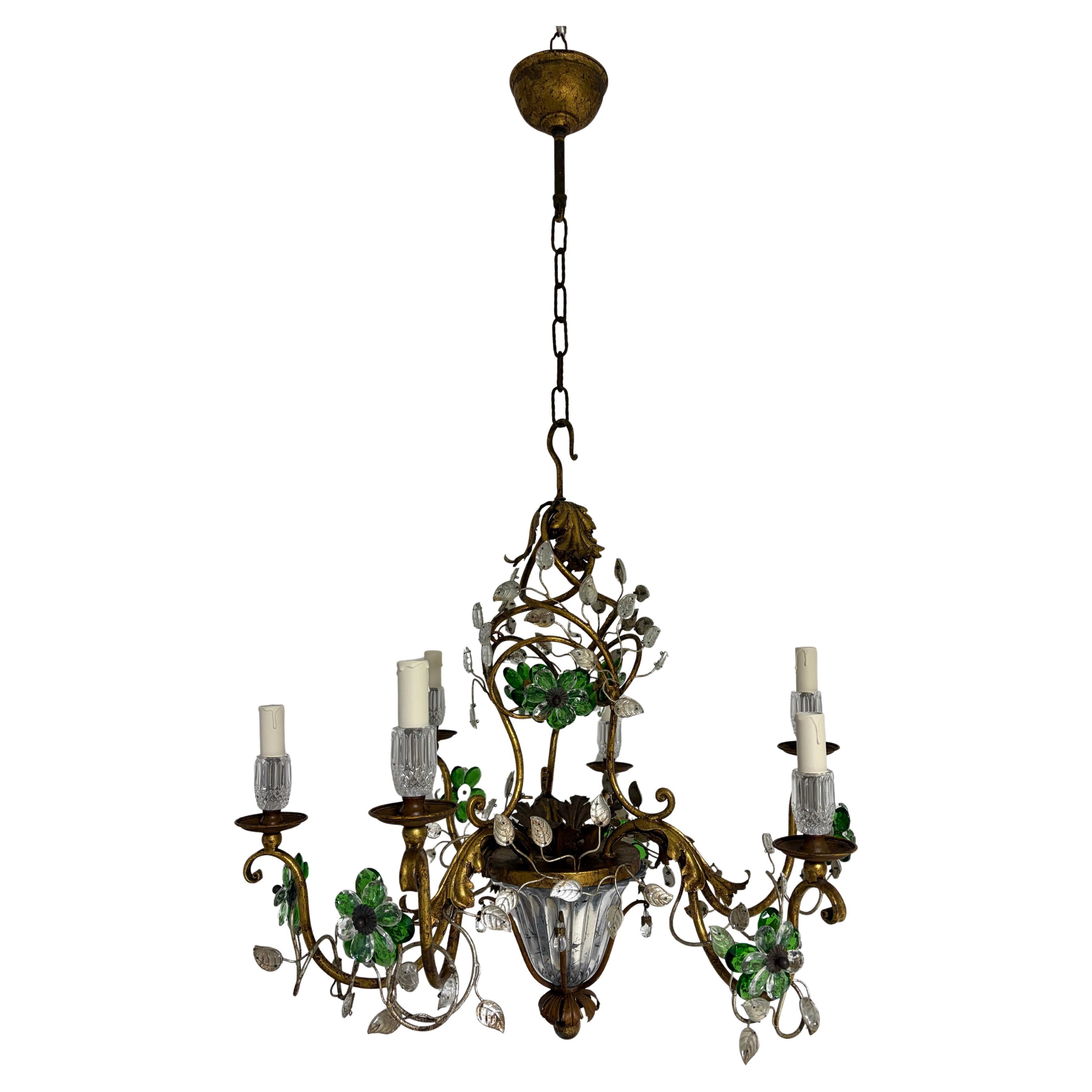 Maison Baguès francese in stile fiori e foglie verdi, lampadario d
oro con vaso c1940