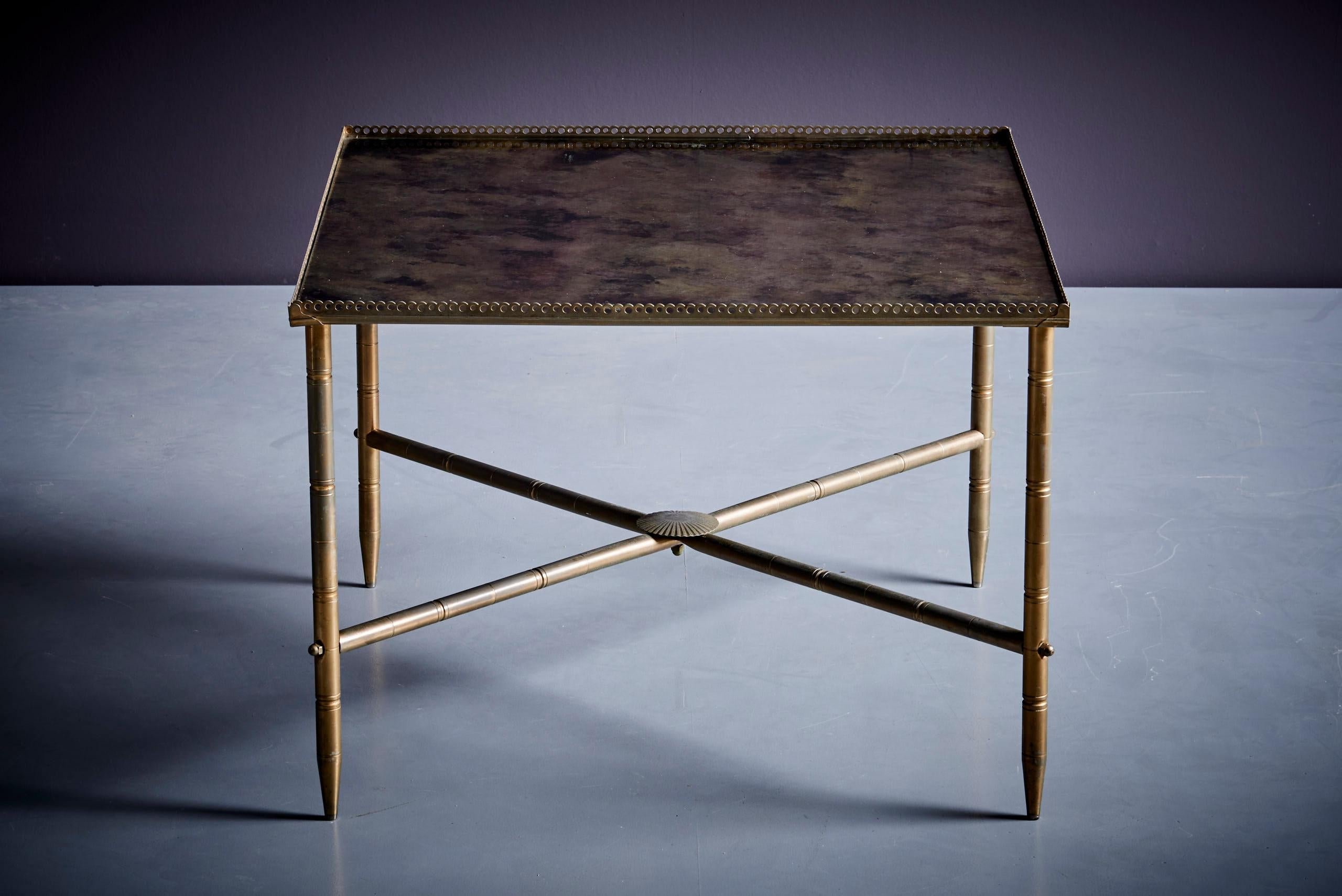 Table d'appoint ou petite table basse française en laiton et miroir vieilli des années 1960 en vente 4