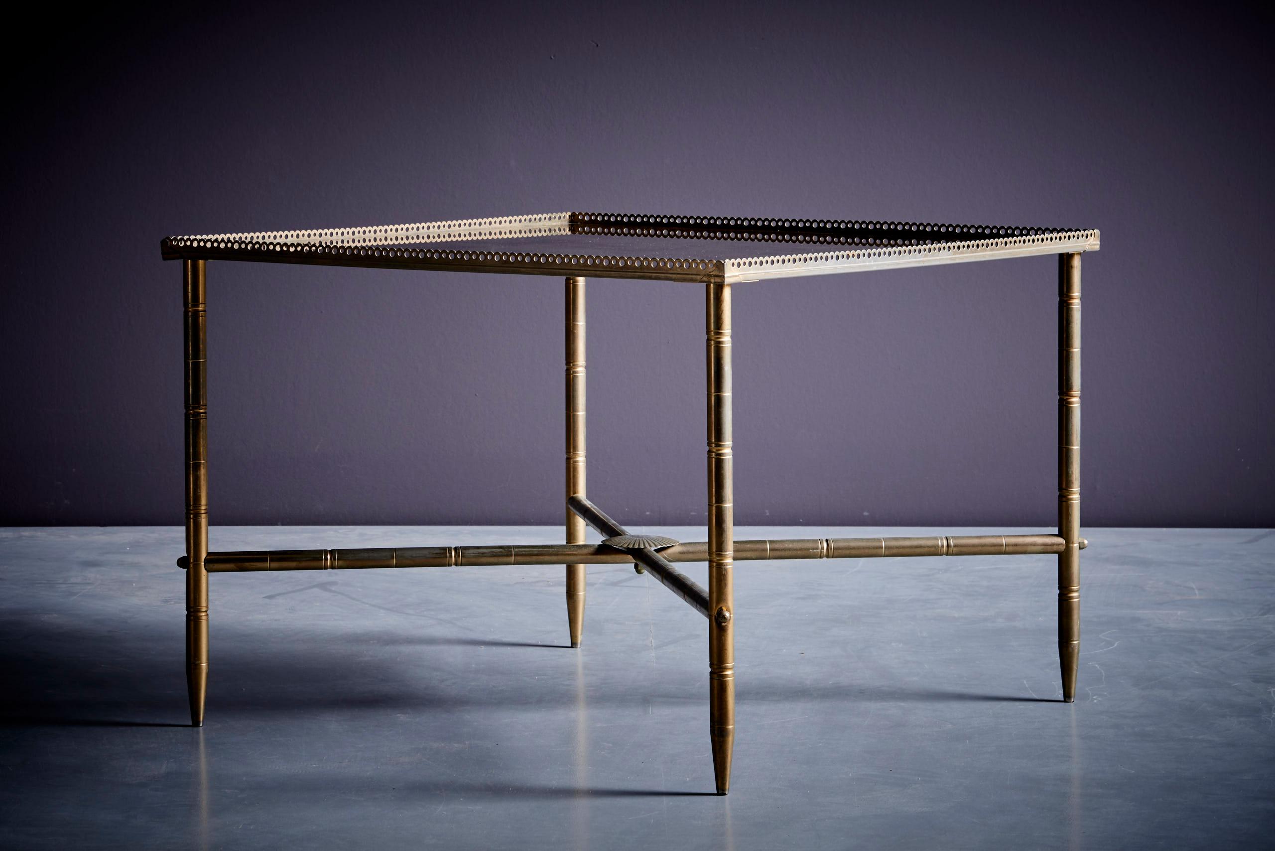 Laiton Table d'appoint ou petite table basse française en laiton et miroir vieilli des années 1960 en vente