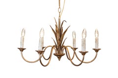 Lustre à six lumières d
inspiration Maison Charles en métal doré avec feuillage