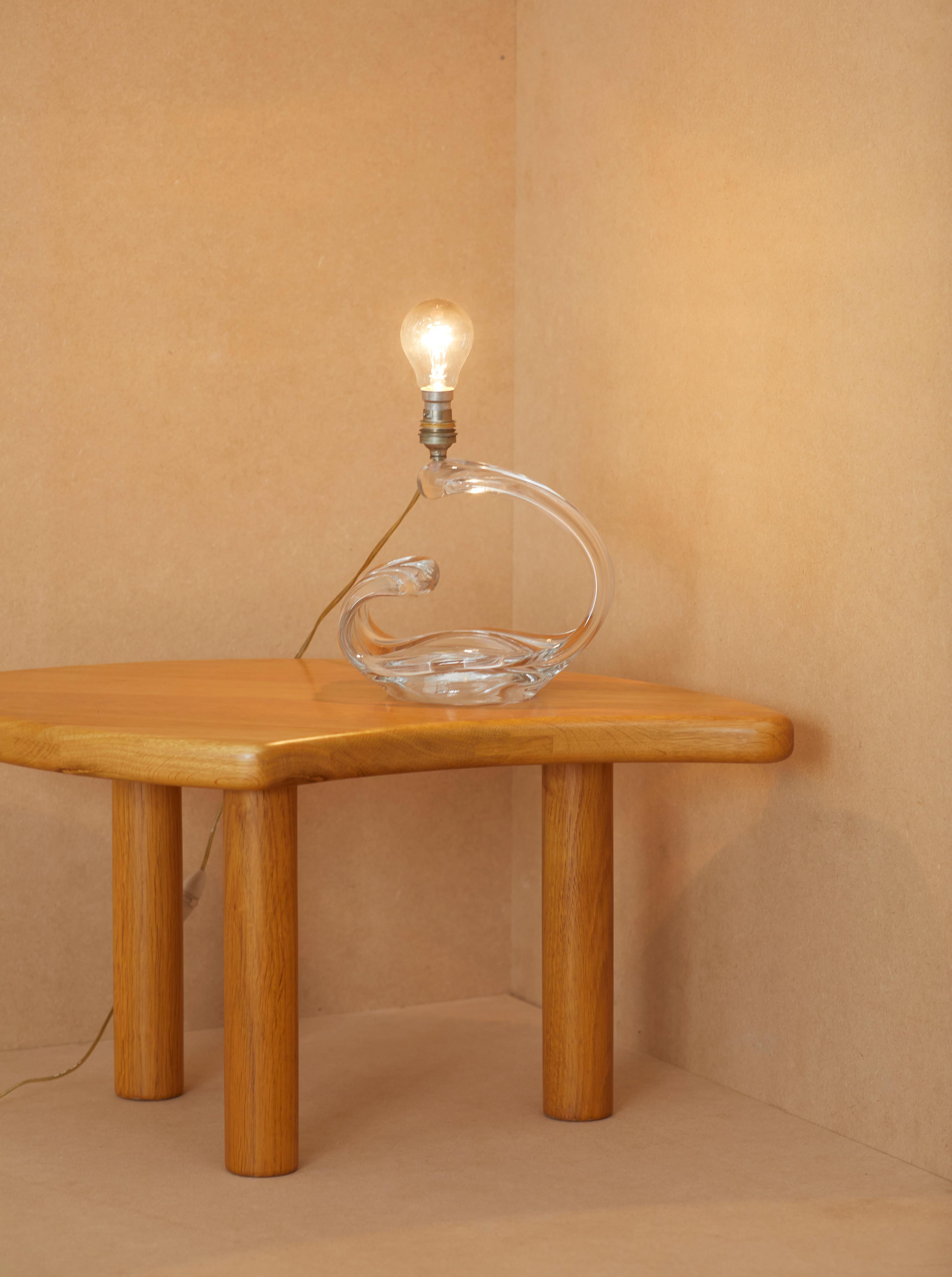 Lampe de table en cristal translucide de la Maison Daum, France, c. 1960. 

Depuis 1878, Daum, maître verrier légendaire, entretient depuis plus d'un siècle une relation amoureuse avec les plus grands artistes de son temps, donnant à leurs œuvres