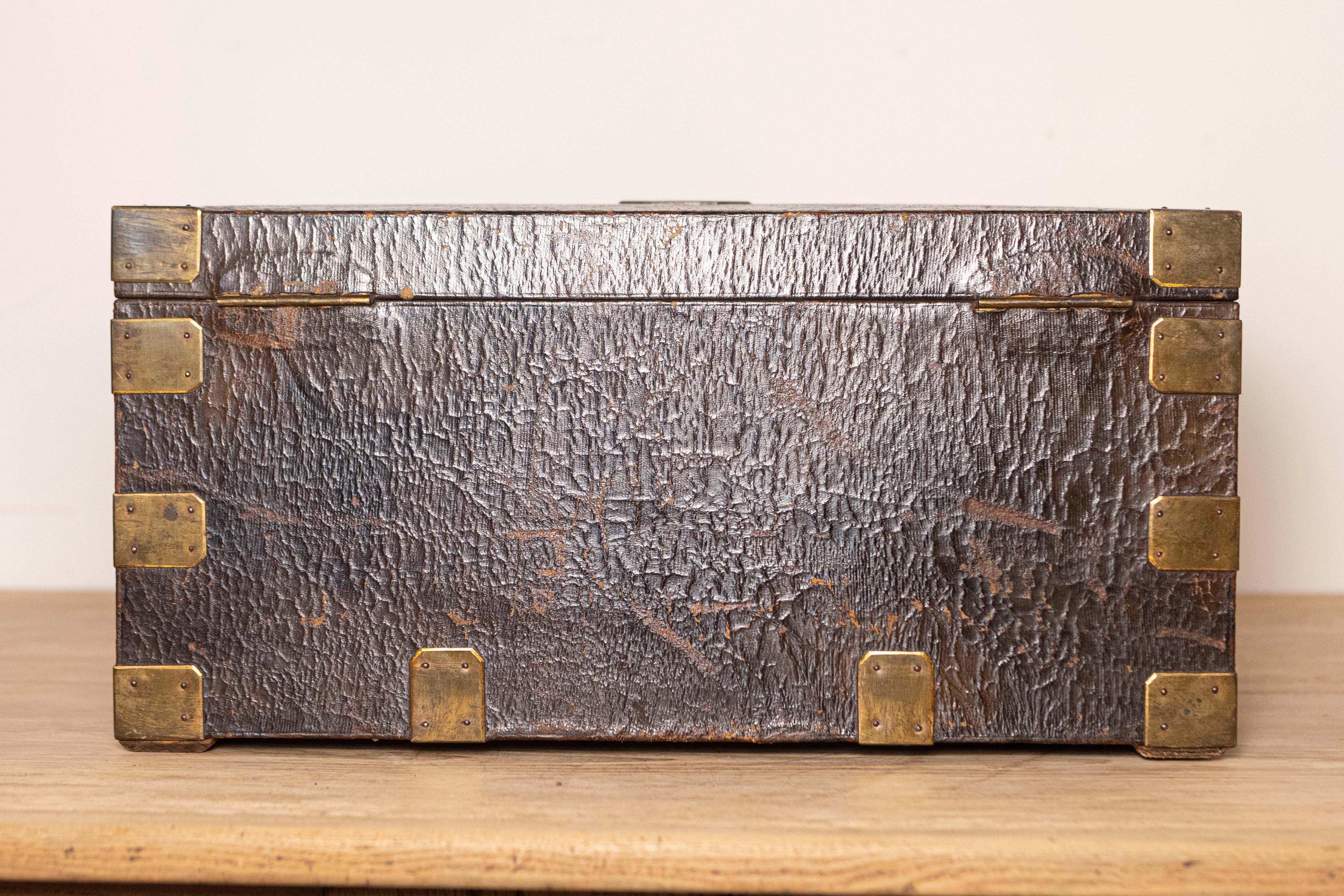 French Maison Gellée et Gainier Leather and Brass over Wood Decorative Box In Good Condition For Sale In Atlanta, GA