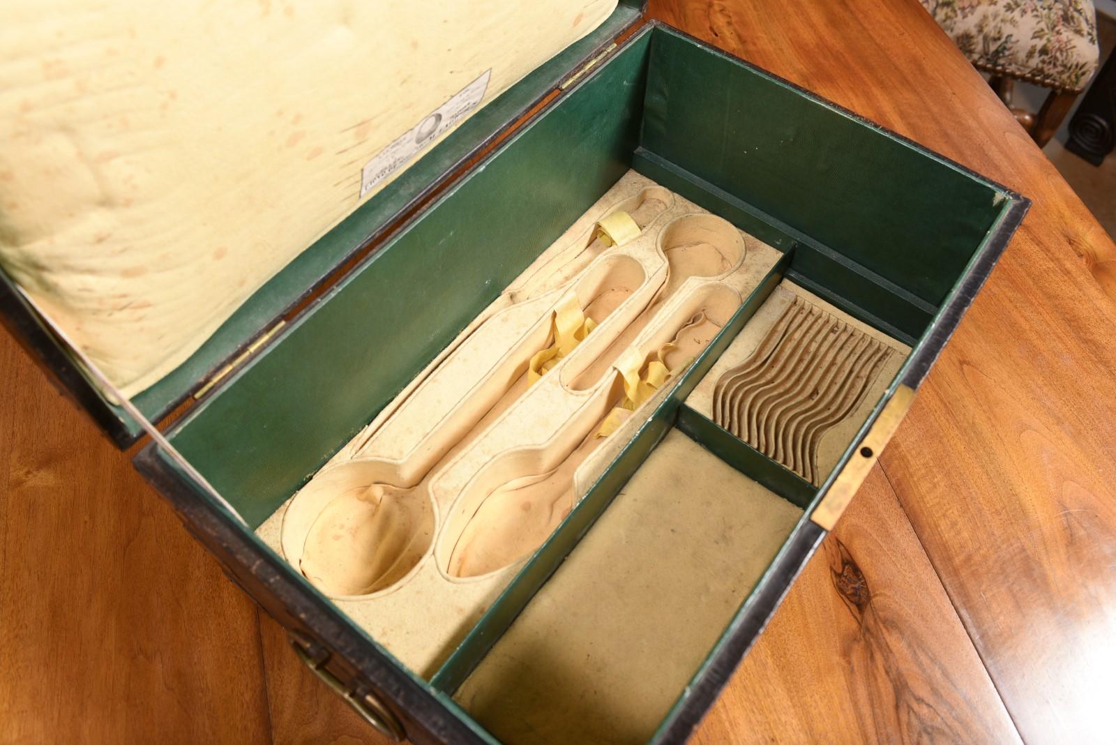 Boîte décorative en cuir et laiton sur bois de la Maison Gellée et Gainier (France) en vente 1