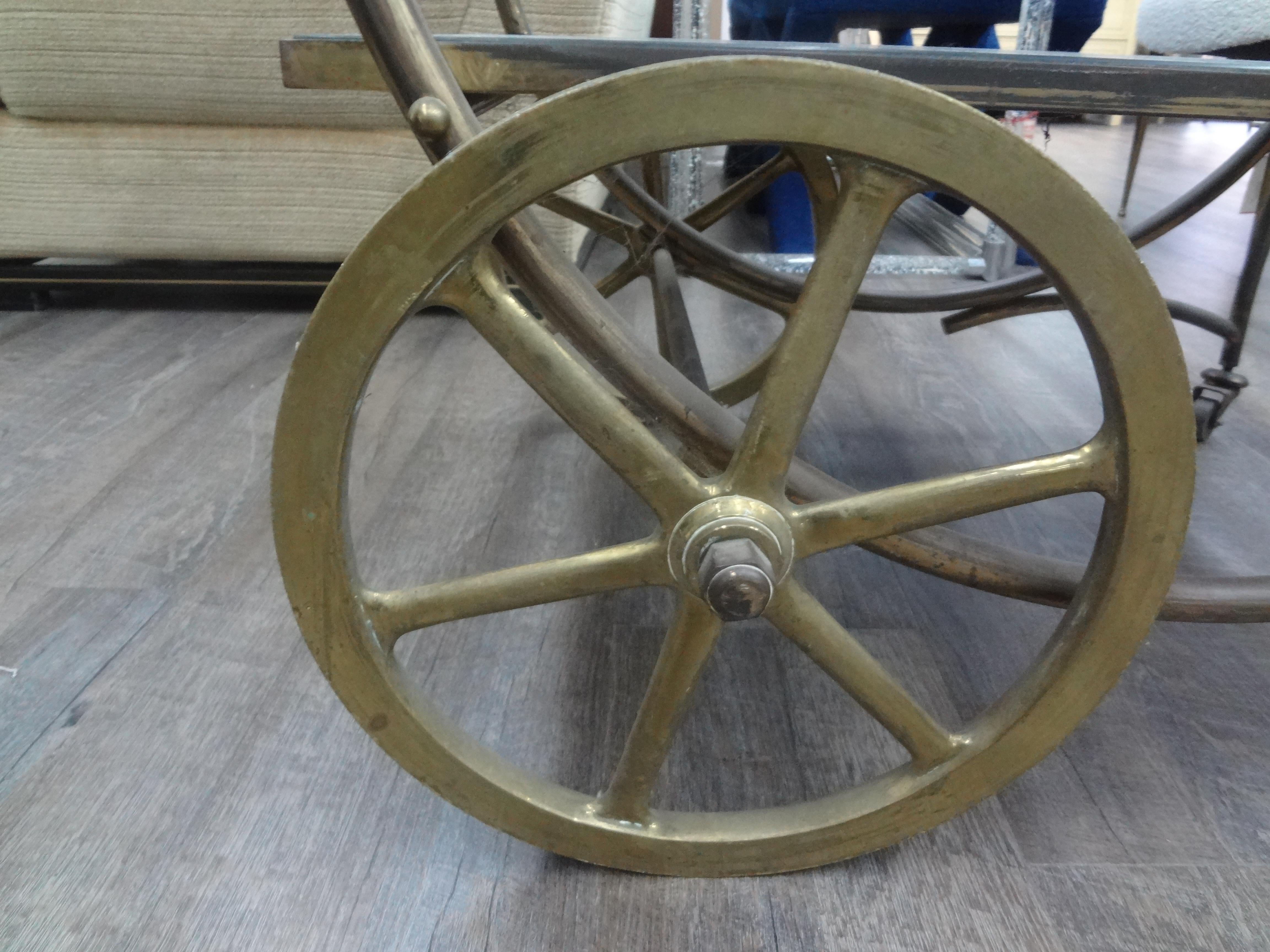 Français Chariot de bar en bronze de style néoclassique attribué à la Maison Jansen en vente
