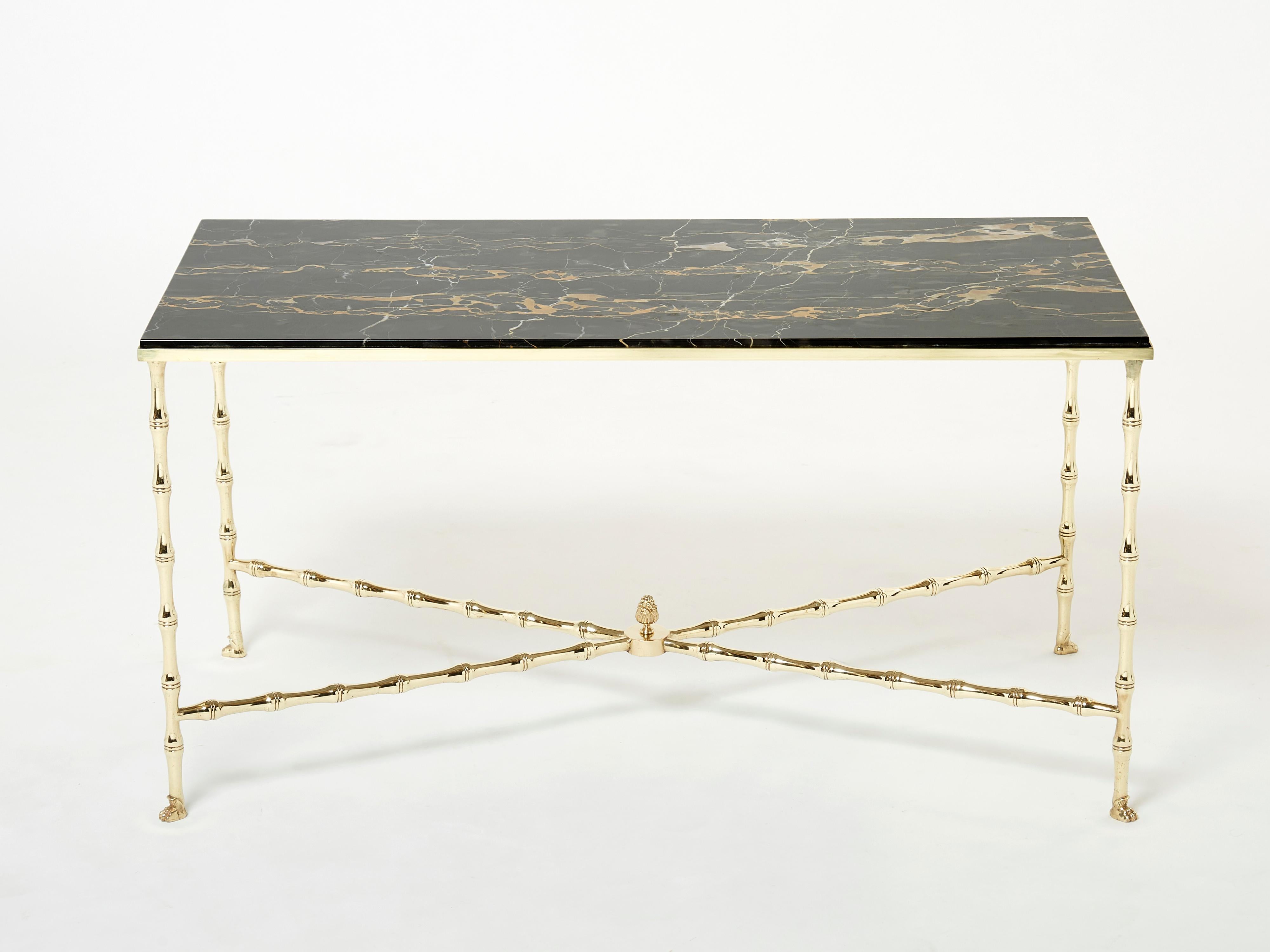 Mid-Century Modern Table basse bambou laiton porteur marbre Maison Jansen des années 1960 en vente