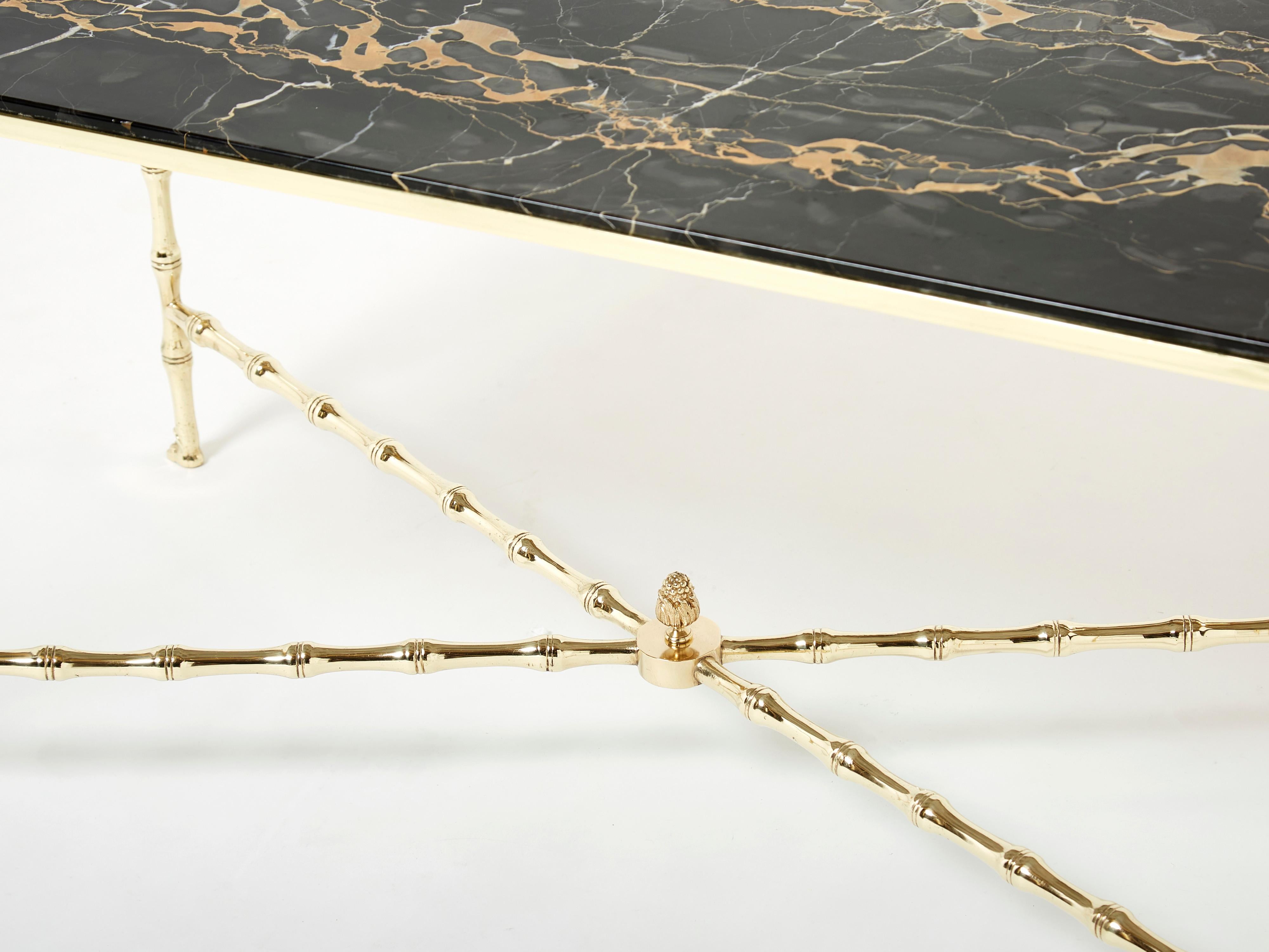Milieu du XXe siècle Table basse bambou laiton porteur marbre Maison Jansen des années 1960 en vente