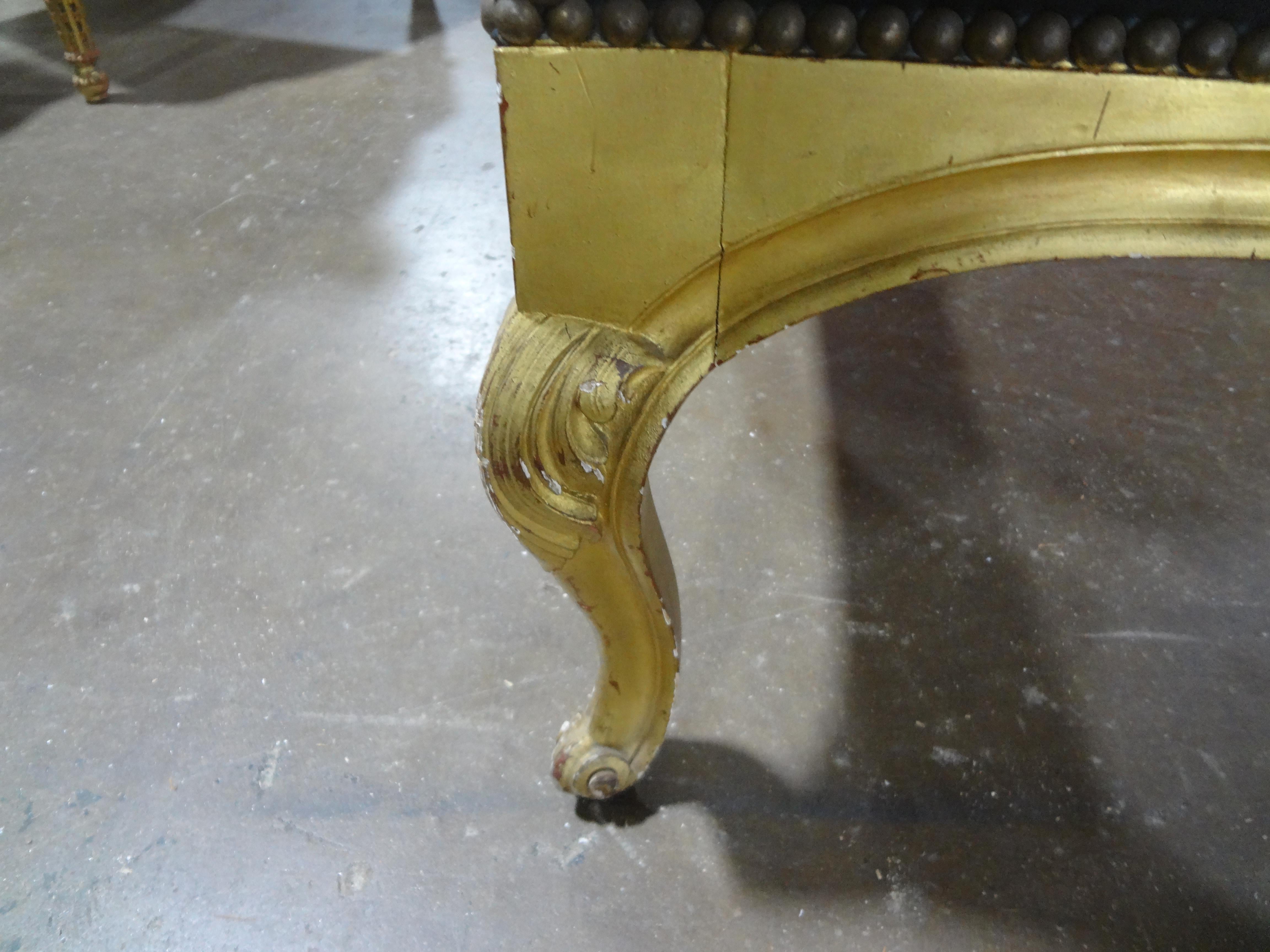 Fauteuil en bois doré de style Louis XVI de la Maison Jansen en vente 1