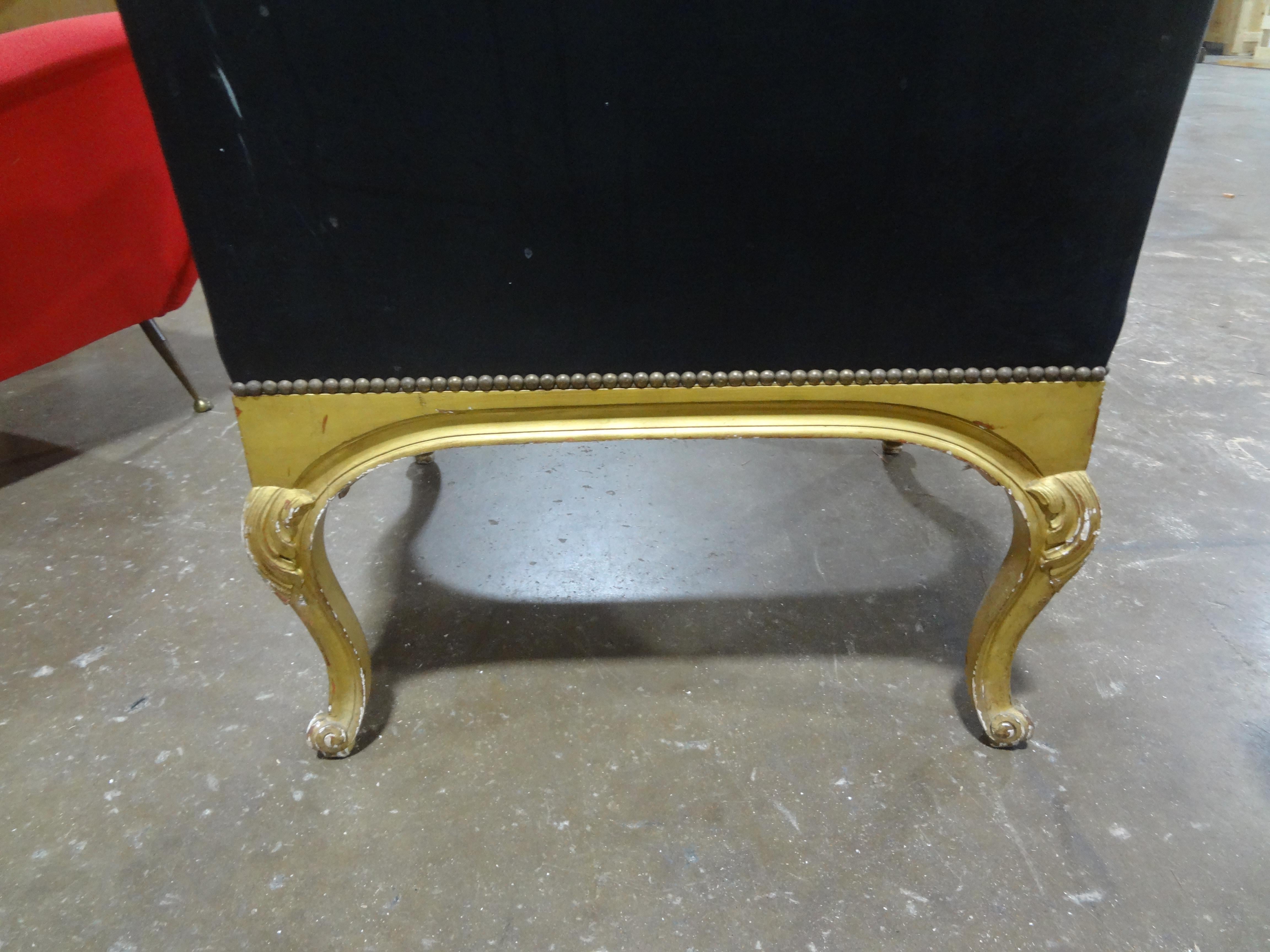 Fauteuil en bois doré de style Louis XVI de la Maison Jansen en vente 2