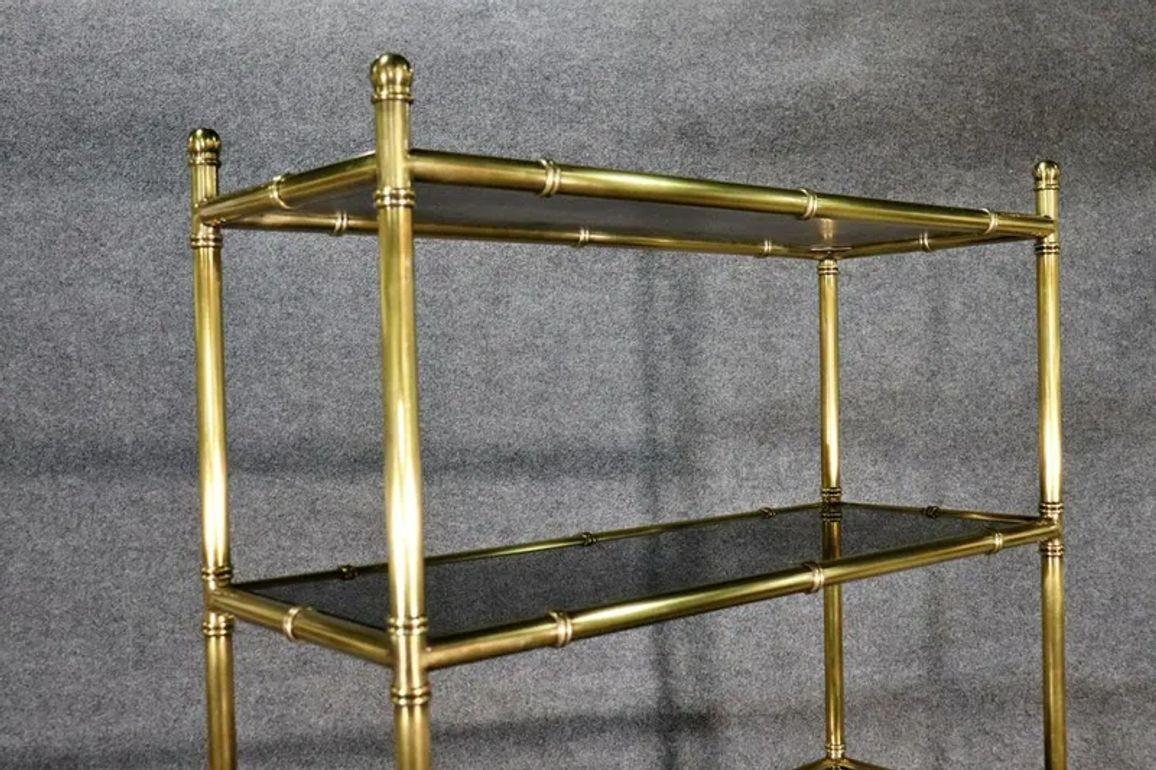 Francese Etagere francese in stile Maison Jansen con vetro nero e ottone in vendita