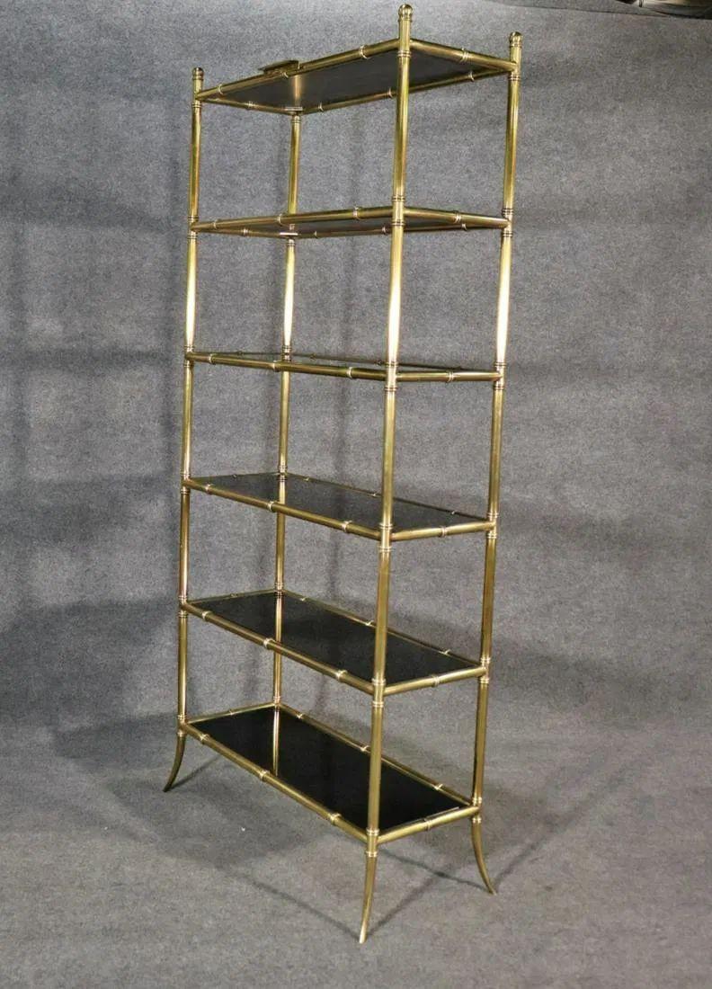 Etagere francese in stile Maison Jansen con vetro nero e ottone In condizioni buone in vendita a Dallas, TX