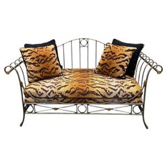 Méridienne de style néoclassique français Maison Jansen en acier, laiton et velours tigre