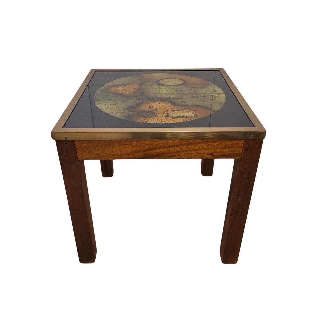 Schön und trendy  Beistelltisch von Maison Jansen aus den 1970er Jahren, verziert mit einer Landkarte, die die Aufmerksamkeit auf sich zieht. Dieser Couchtisch hat eine einfache Struktur aus Holz, mit geraden Linien und einem quadratischen Profil.