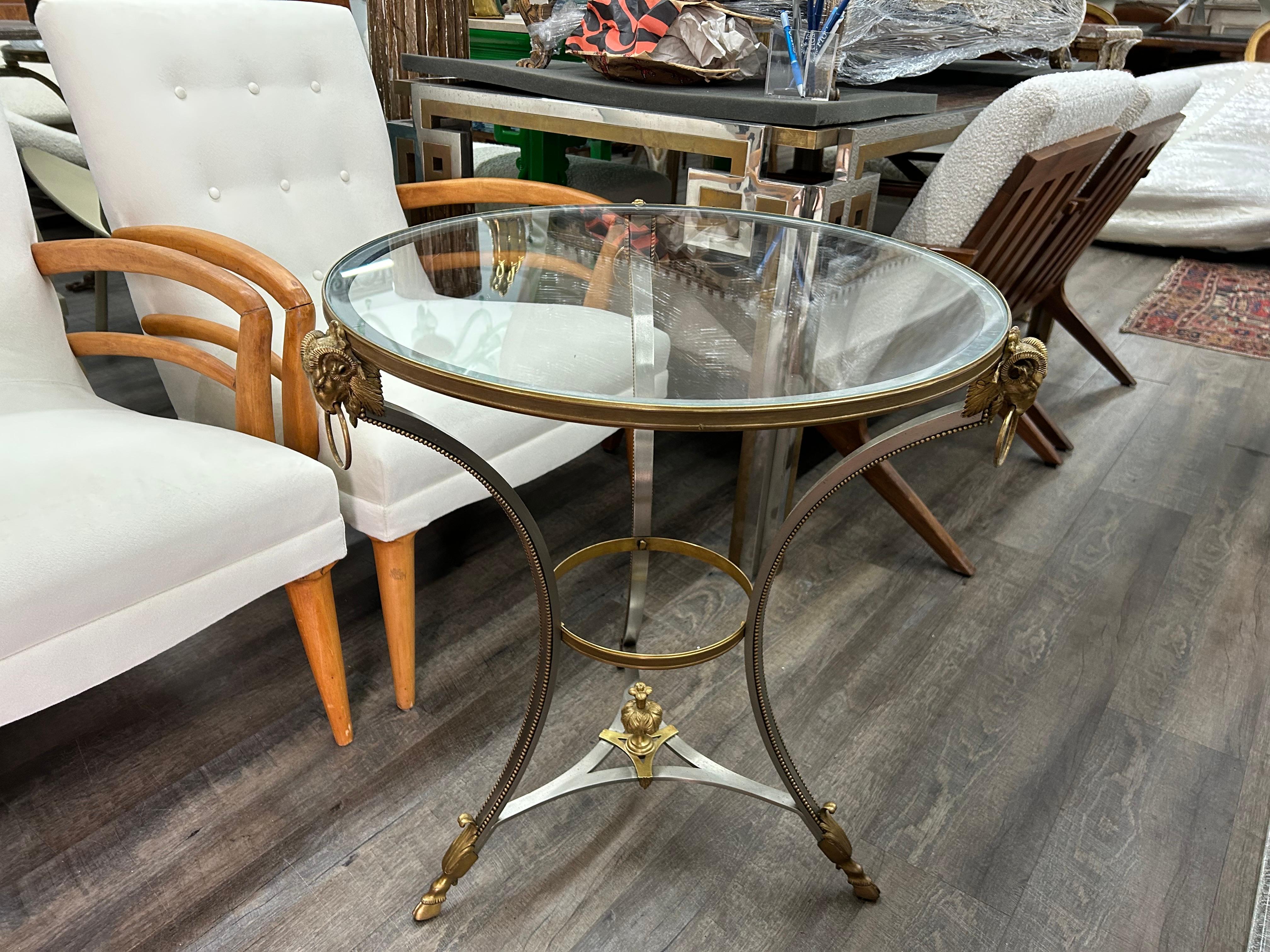 Gueridon en acier et laiton attribué à la Maison Jansen Bon état - En vente à Houston, TX