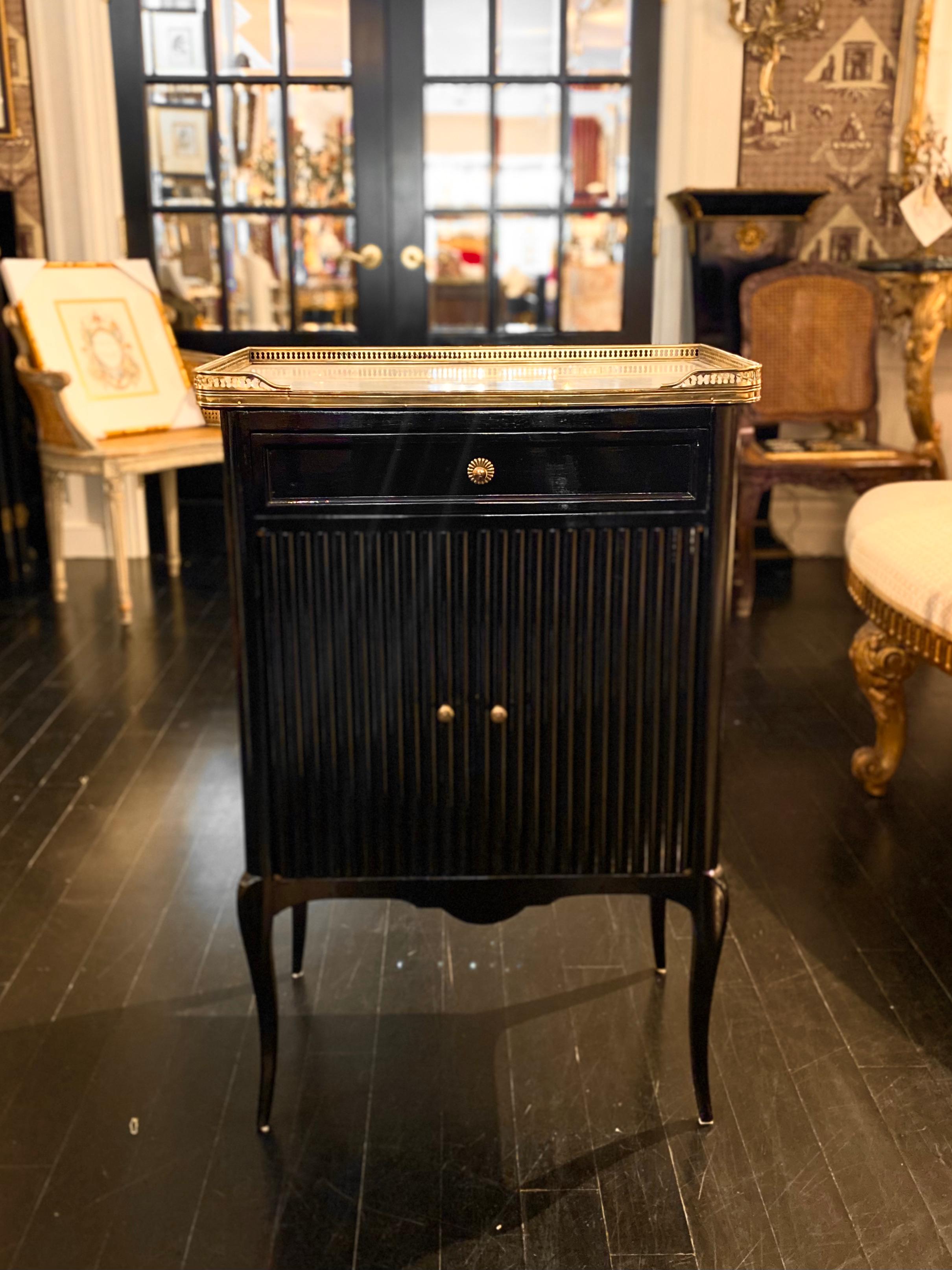 French Maison Jansen style, black-lacquered cabinet, Louis XVI style, marble top.

Versatile cabinet or small salon furniture with white Carrara marble top and bronze gallery. 

The cabinet has been lacquered in high-gloss black, enhancing it's