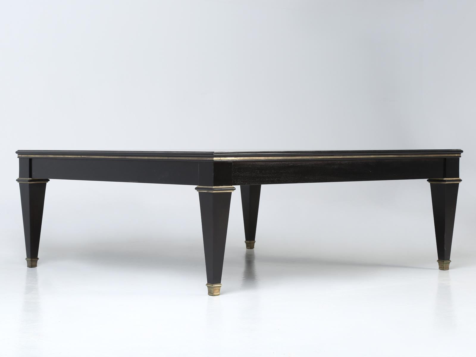 Américain Table basse en acajou ébénisé de style Maison Jansen, fabriquée sur commande  en vente