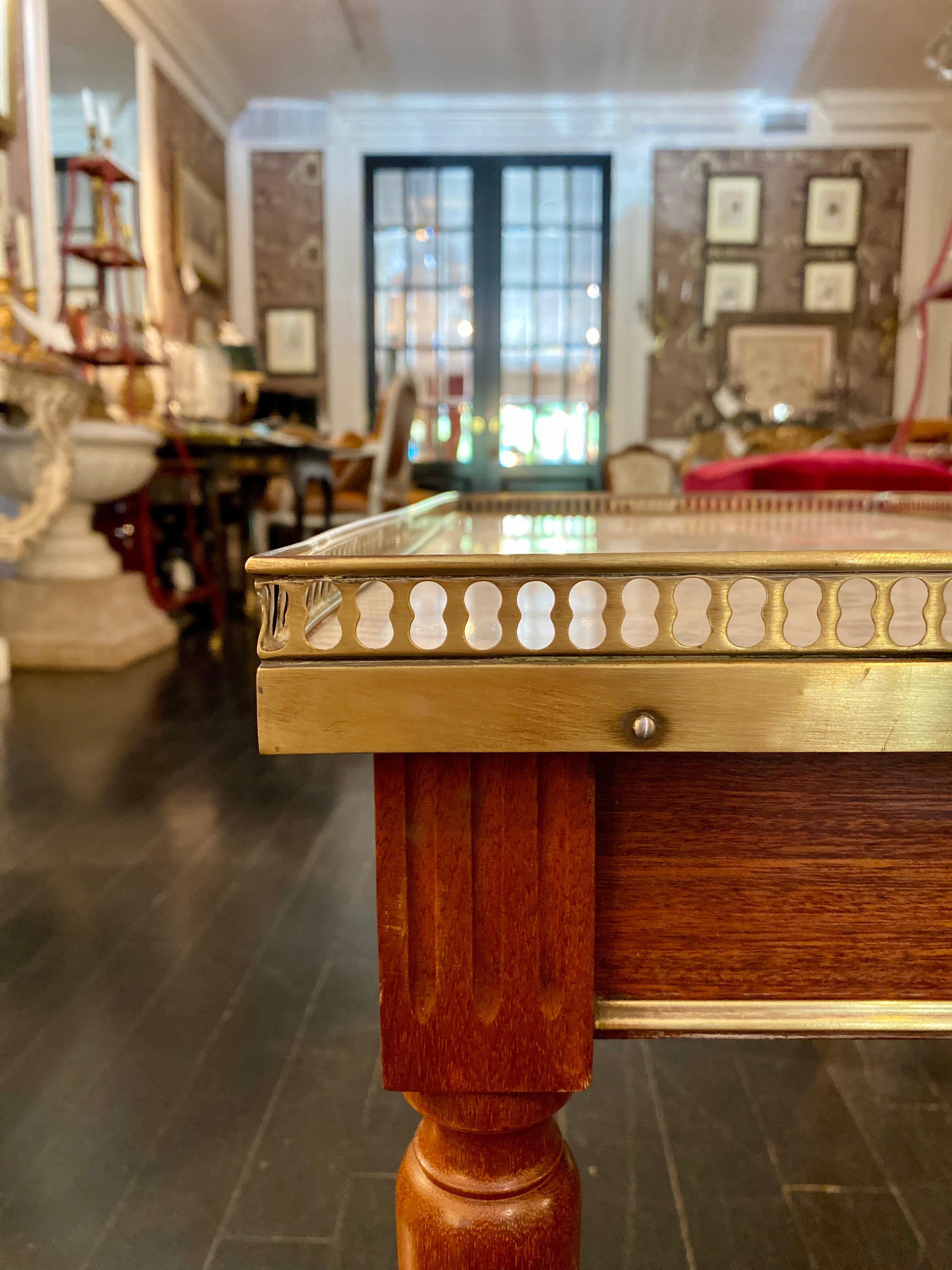 Table basse française de style Maison Jansen, style classique Louis XVI en vente 4