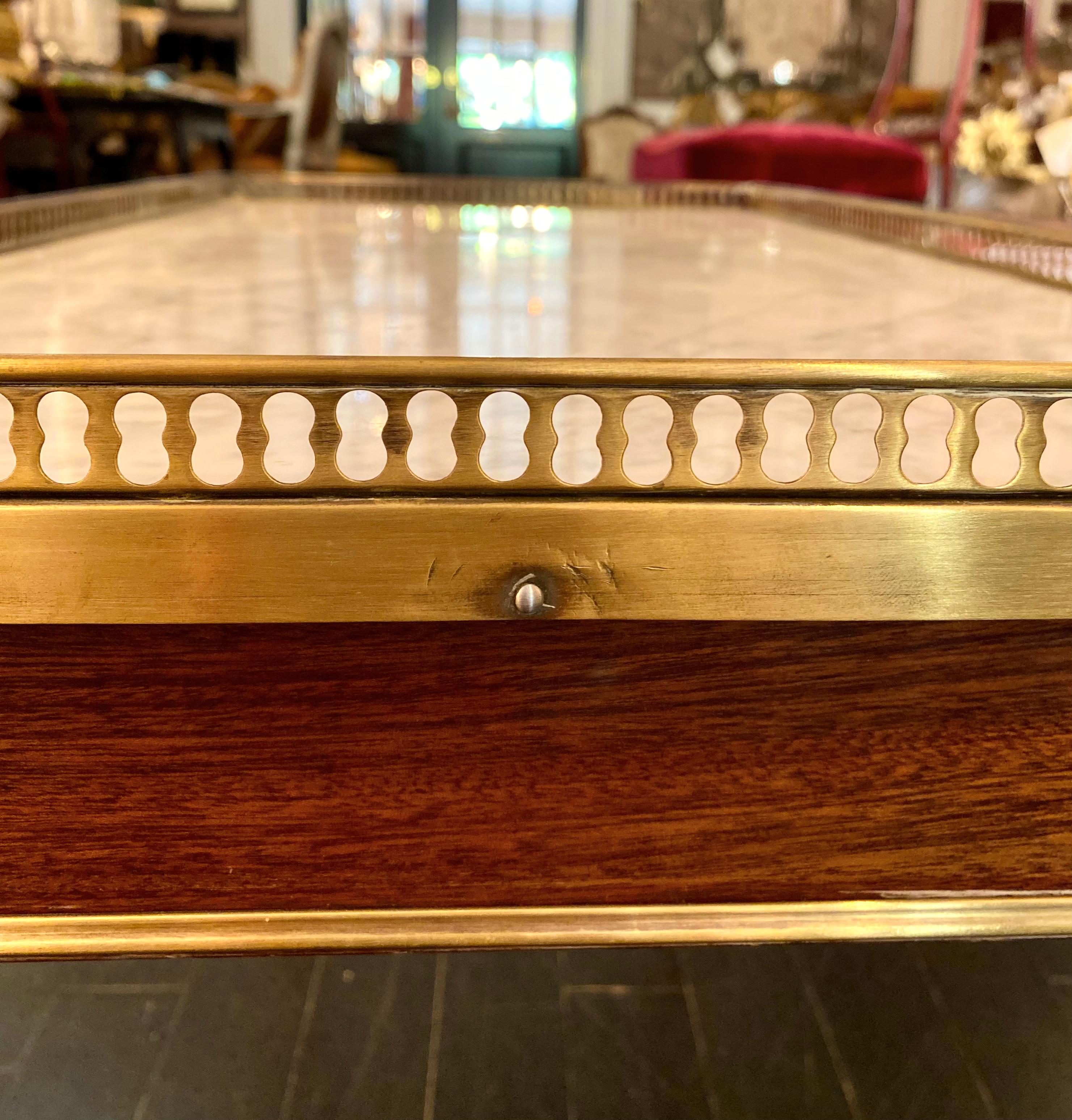 Niedriger Tisch im Stil des französischen Maison Jansen, klassischer Louis XVI.-Stil im Angebot 6