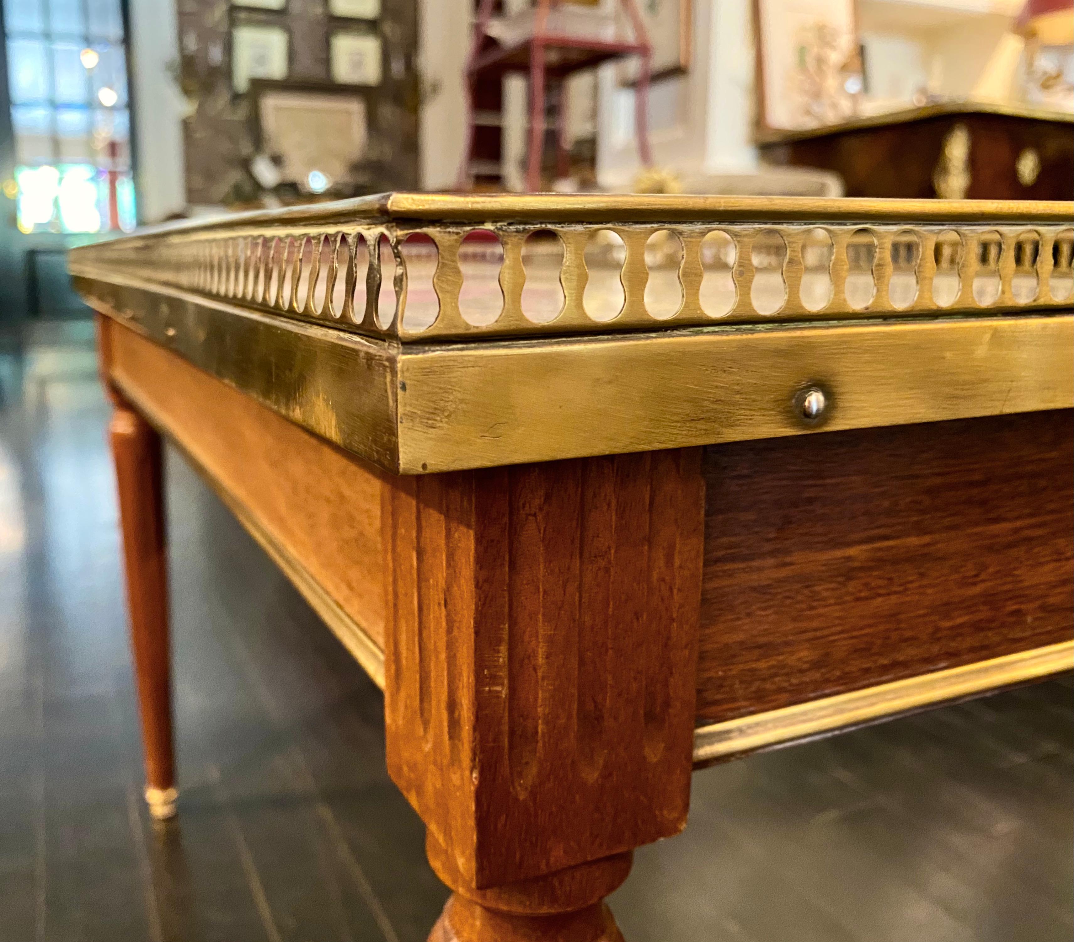 Niedriger Tisch im Stil des französischen Maison Jansen, klassischer Louis XVI.-Stil im Angebot 7