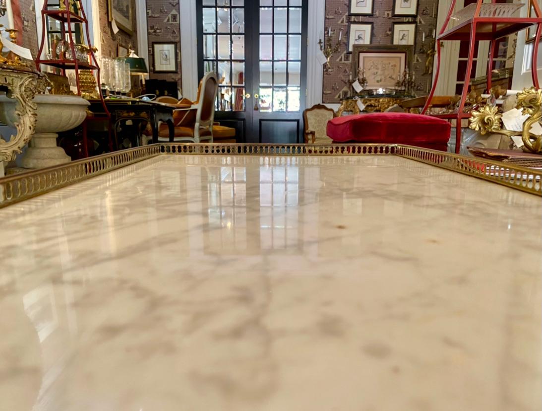 Niedriger Tisch im Stil des französischen Maison Jansen, klassischer Louis XVI.-Stil im Angebot 9