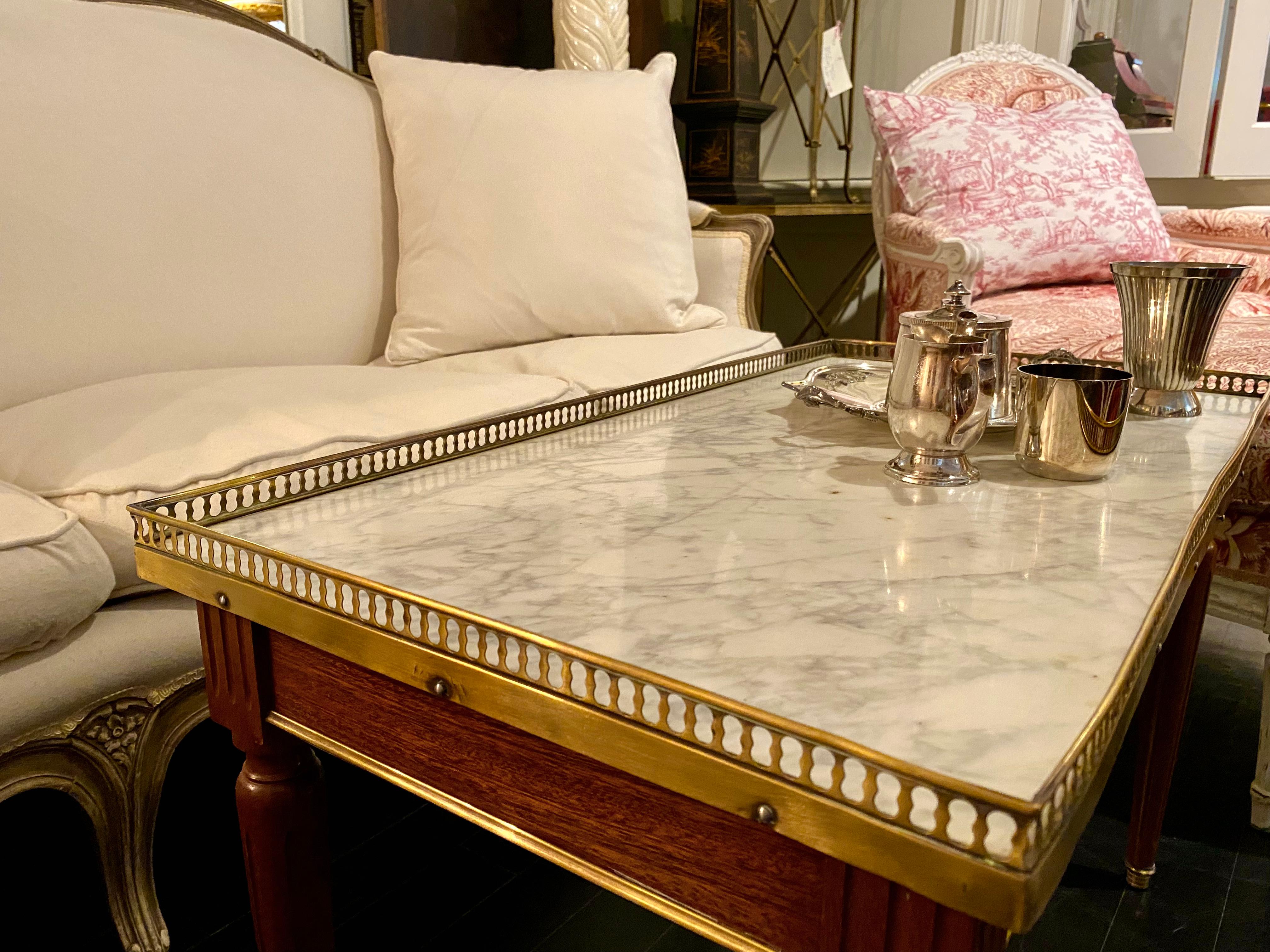Niedriger Tisch im Stil des französischen Maison Jansen, klassischer Louis XVI.-Stil im Angebot 10