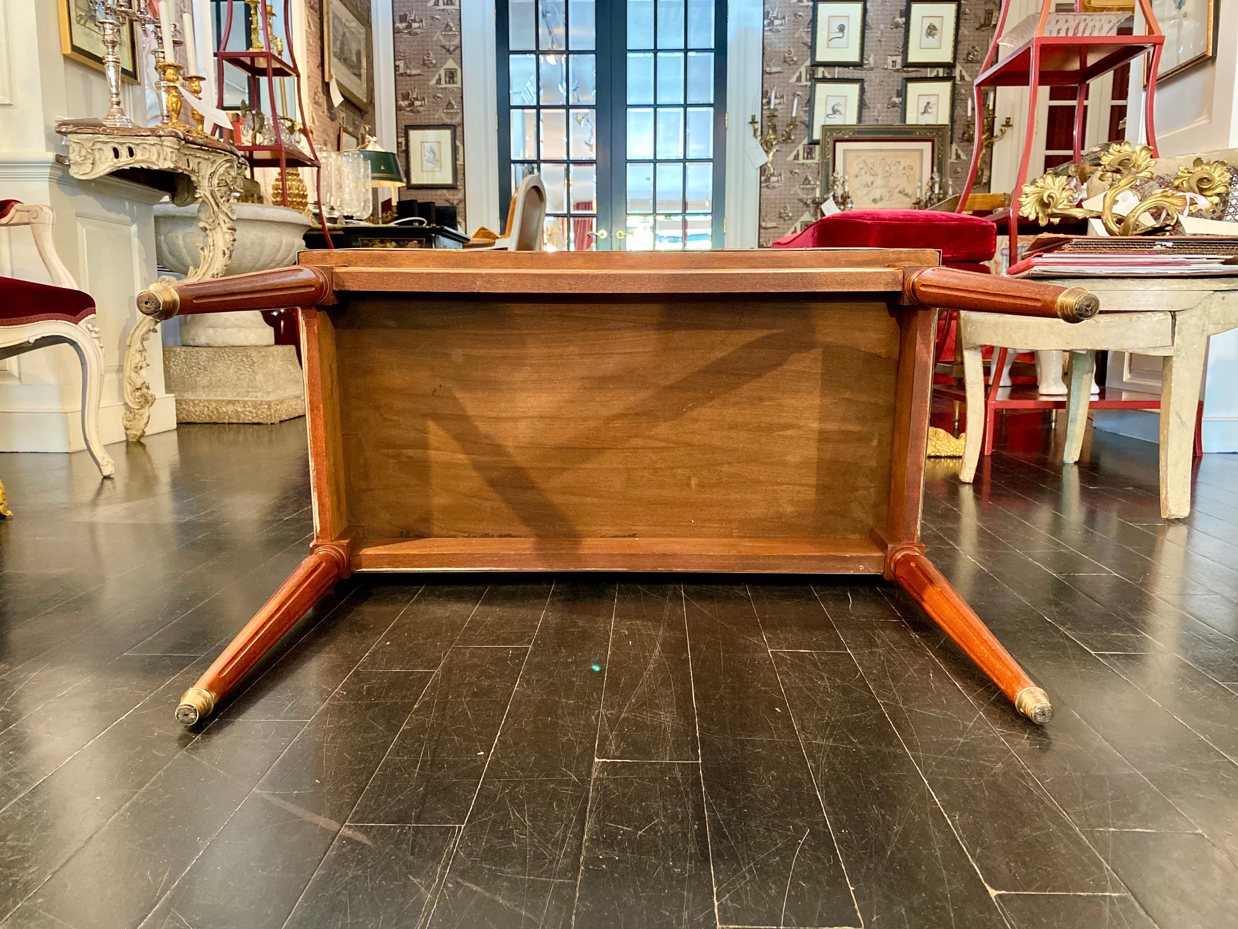 Table basse française de style Maison Jansen, style classique Louis XVI en vente 11