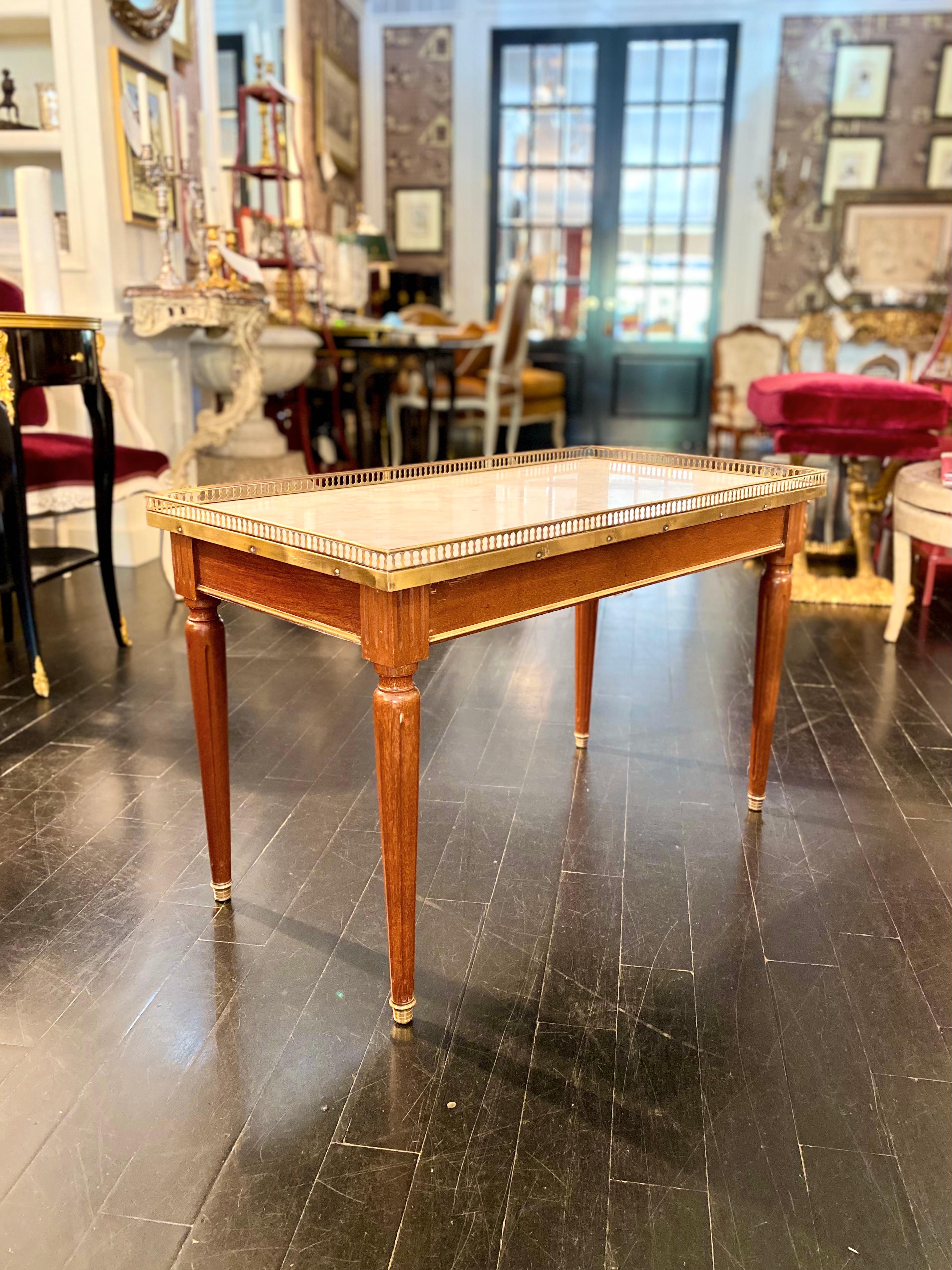 Niedriger Tisch im Stil des französischen Maison Jansen, klassischer Louis XVI.-Stil (Patiniert) im Angebot