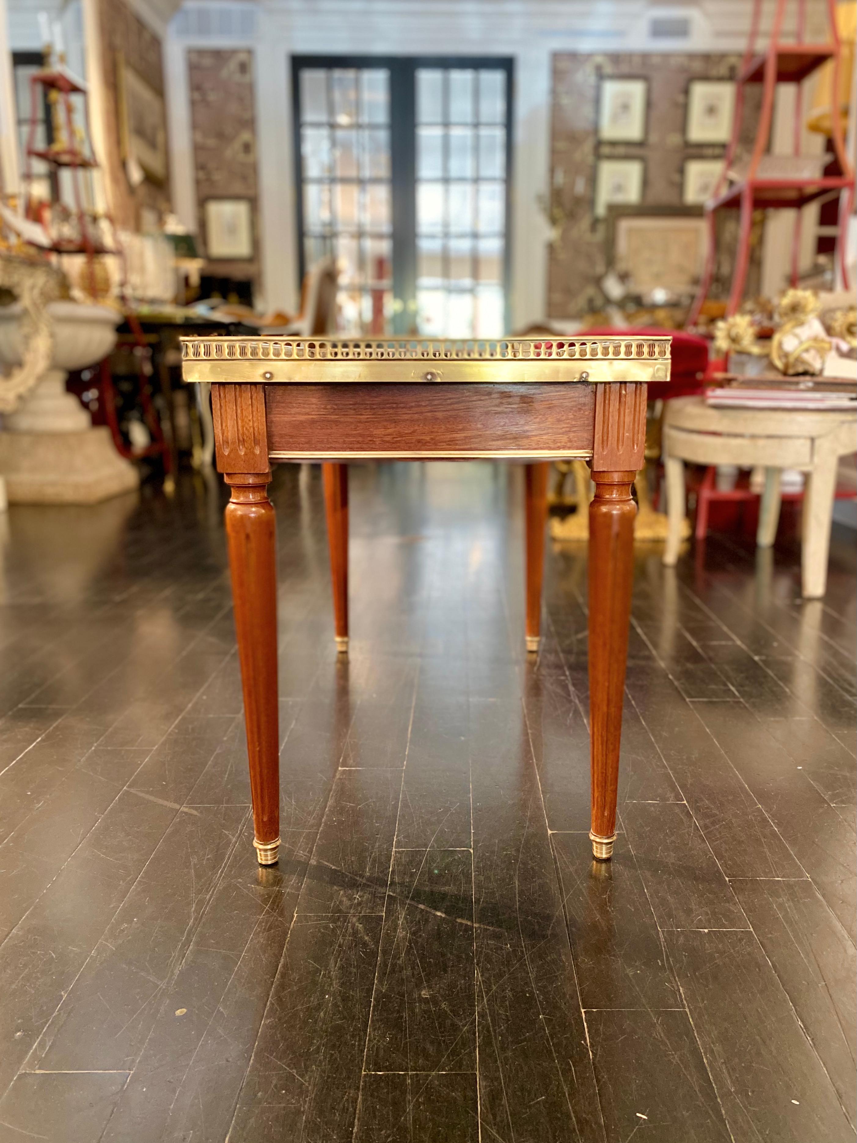 Table basse française de style Maison Jansen, style classique Louis XVI Bon état - En vente à Montreal, Quebec