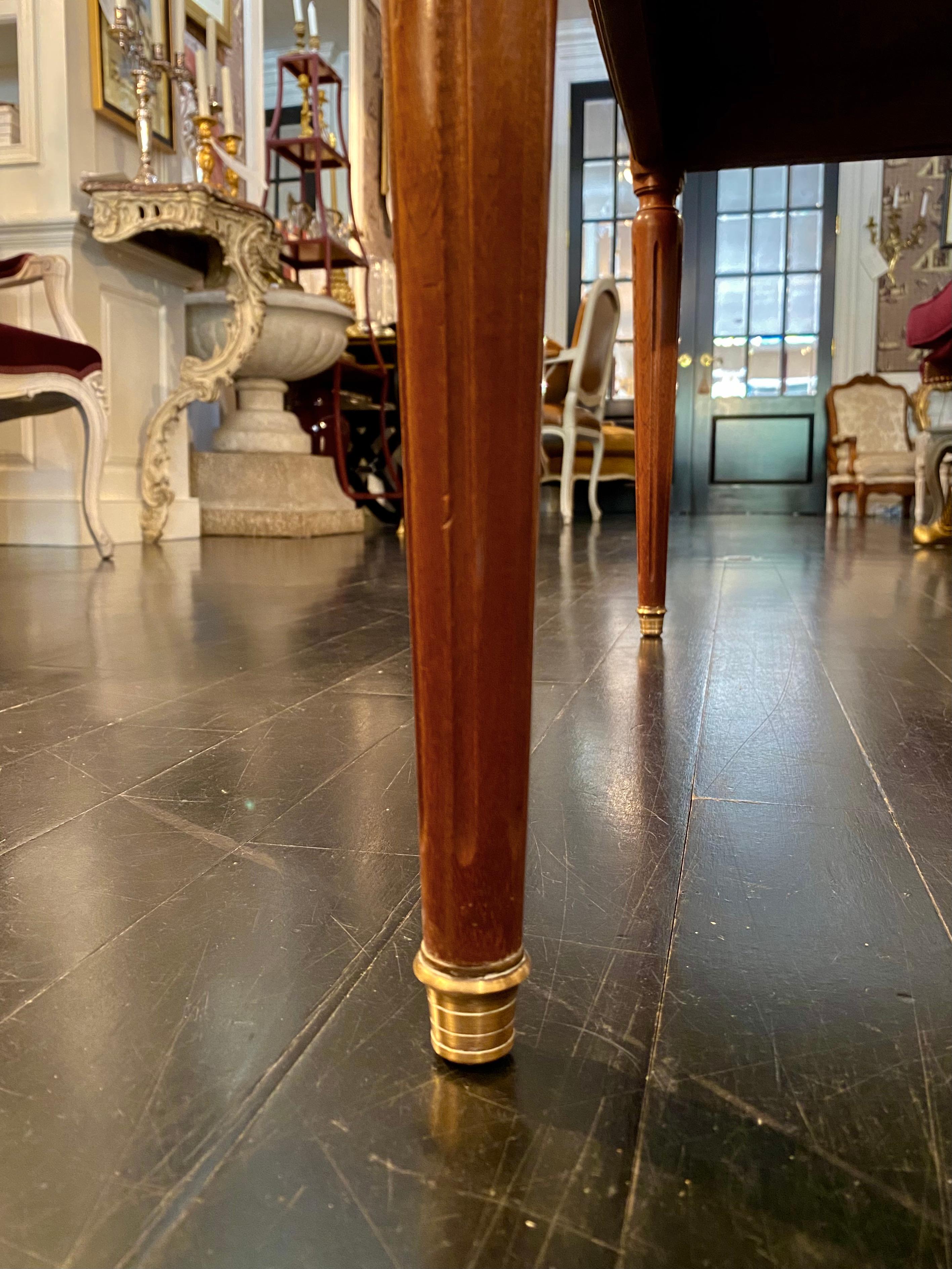 Niedriger Tisch im Stil des französischen Maison Jansen, klassischer Louis XVI.-Stil (Bronze) im Angebot