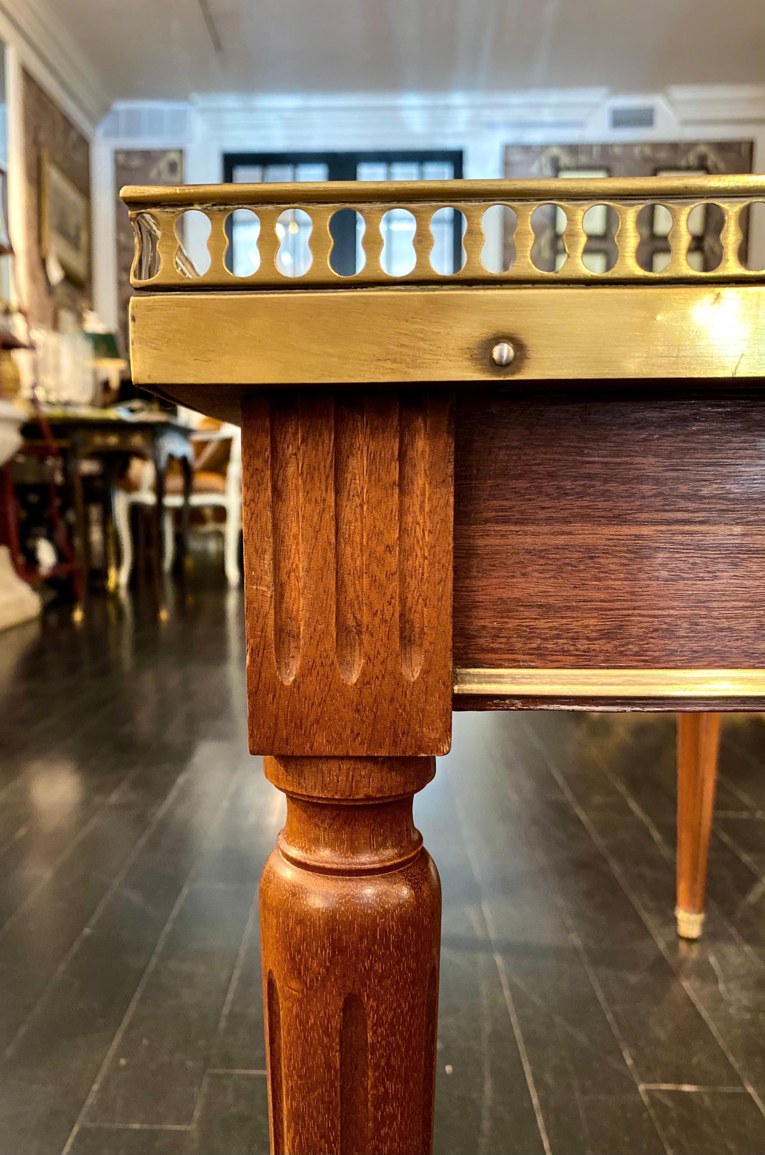 Niedriger Tisch im Stil des französischen Maison Jansen, klassischer Louis XVI.-Stil im Angebot 1