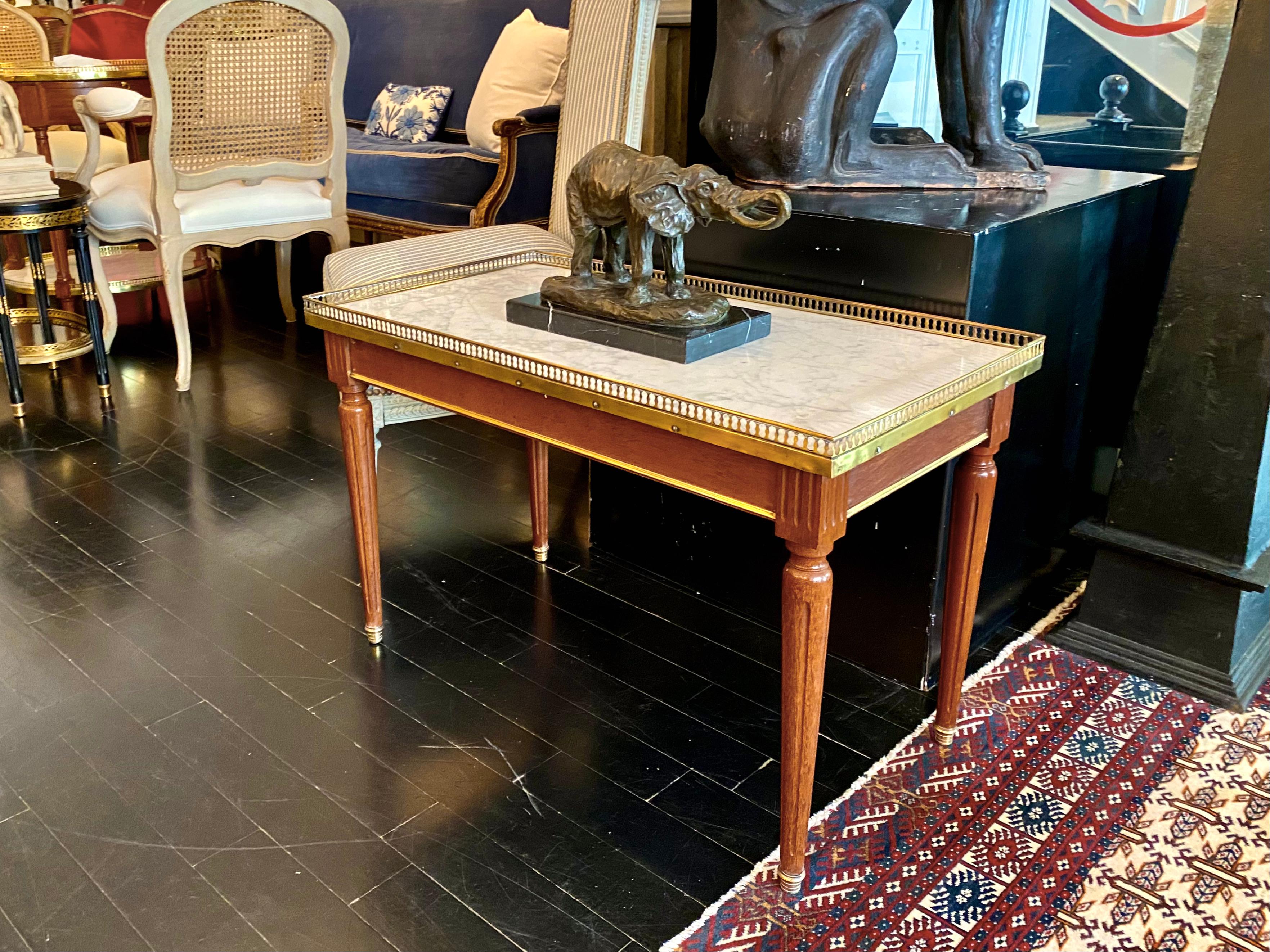Table basse française de style Maison Jansen, style classique Louis XVI en vente 2