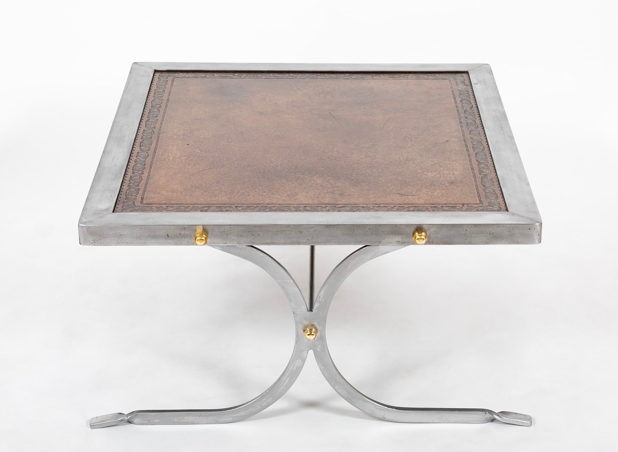 Mid-Century Modern Table basse en fer forgé, laiton et cuir de style mi-siècle moderne en vente