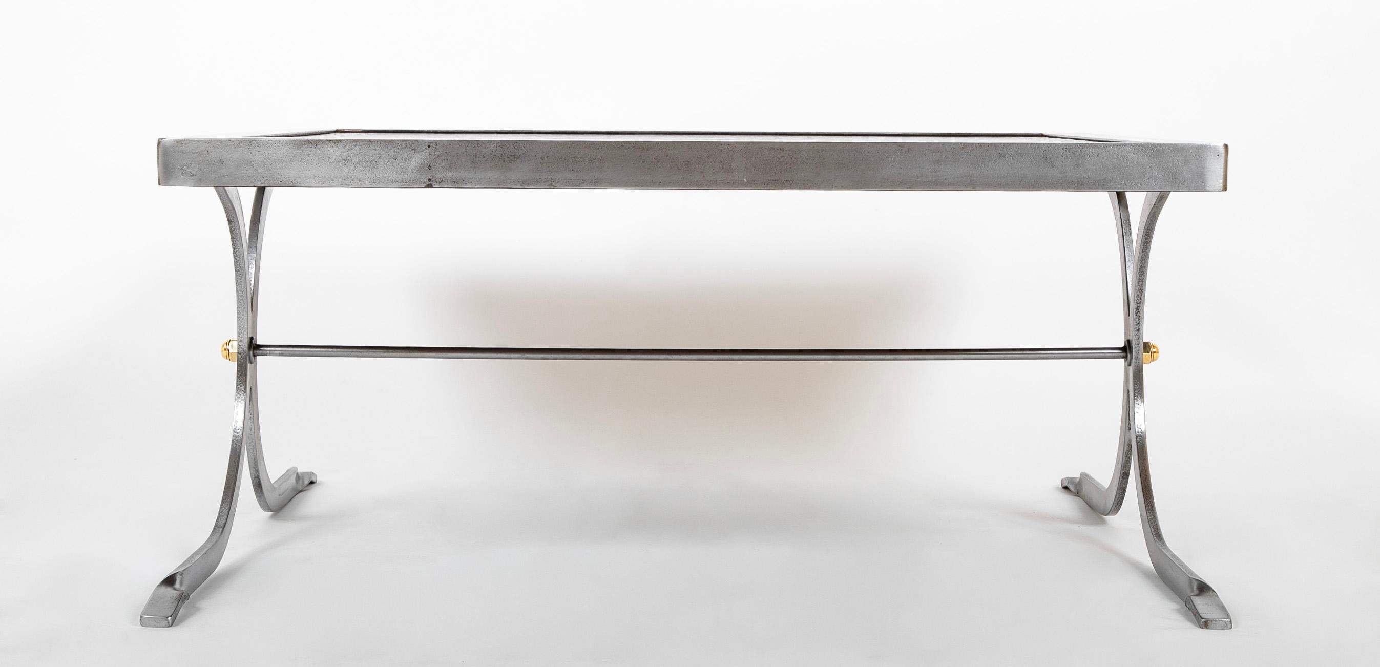 Français Table basse en fer forgé, laiton et cuir de style mi-siècle moderne en vente