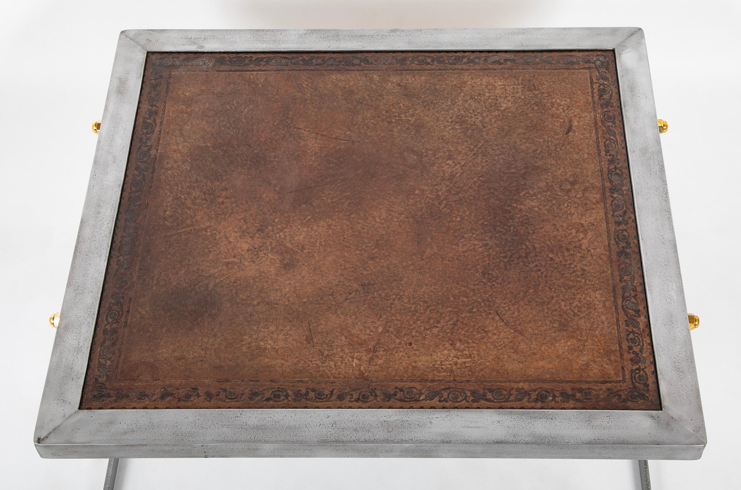 Table basse en fer forgé, laiton et cuir de style mi-siècle moderne Bon état - En vente à Stamford, CT