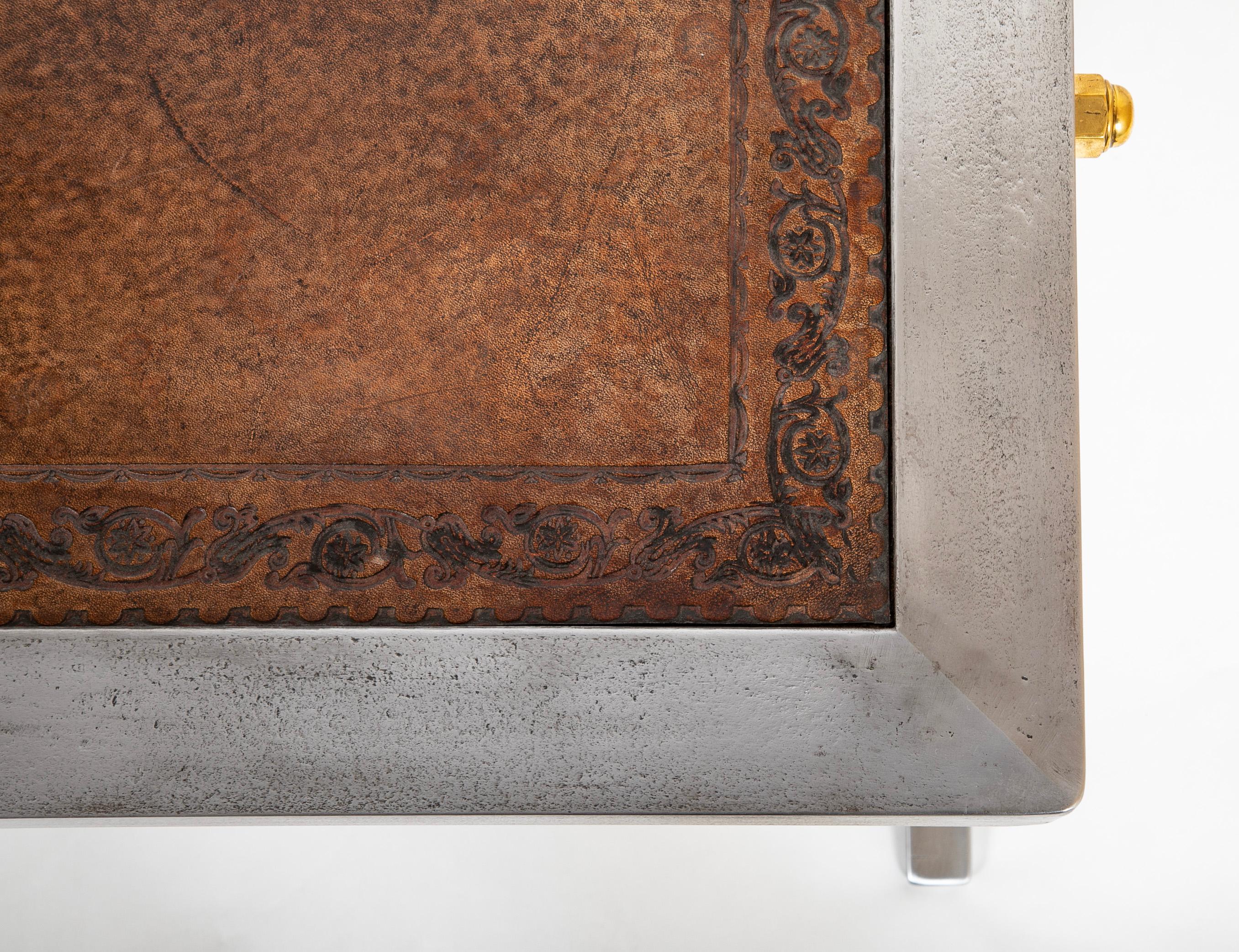 20ième siècle Table basse en fer forgé, laiton et cuir de style mi-siècle moderne en vente