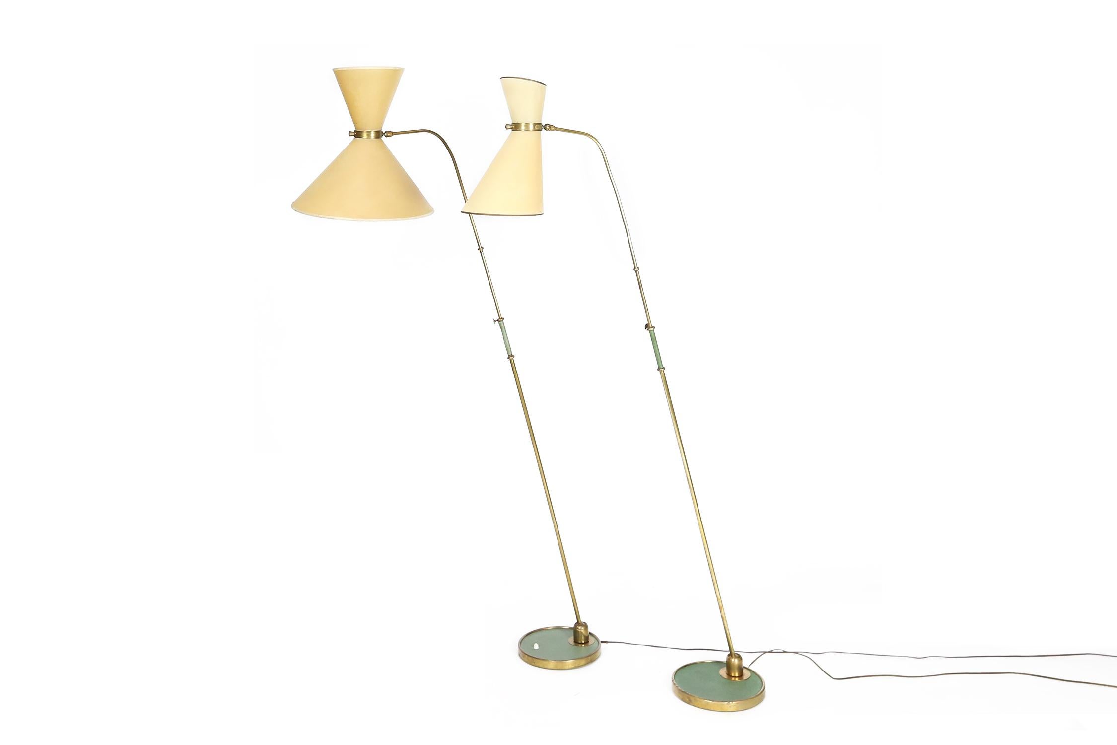 Ein Paar französische Maison Lunel Stehlampen aus Messing mit Gelenk. 
Gelenkschirm, Schaft um 360° drehbar, Mast mit Höhenverstellung zwischen 170cm und 200cm H, beide mit ihren originalen Diaboloschirmen in gutem Zustand.
  