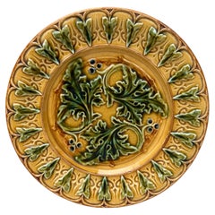 Plato francés de mayólica con motivos de hojas de acanto, hacia 1880