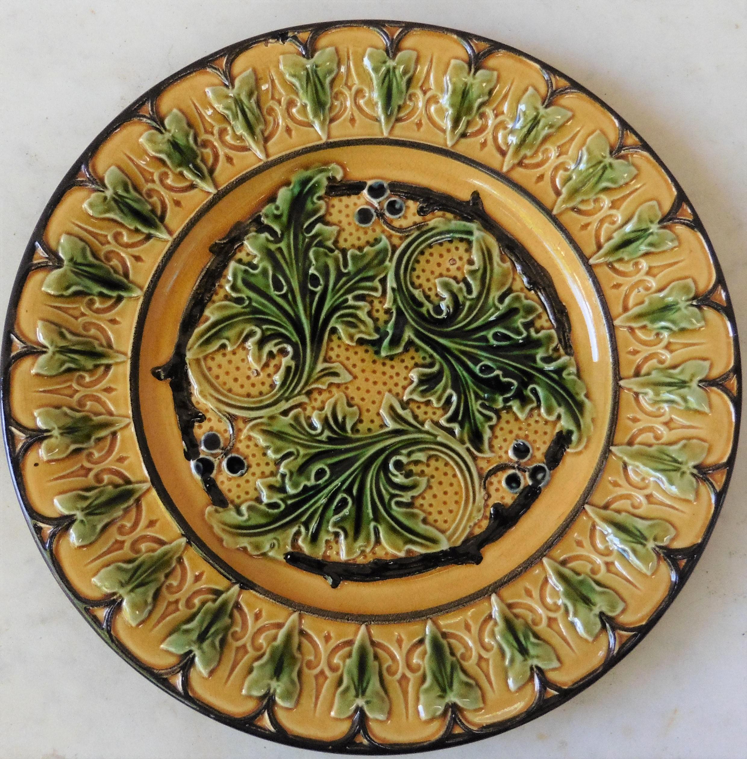 French Majolica Acanthus Leaves Plate, circa 1890 In Good Condition In Austin, TX