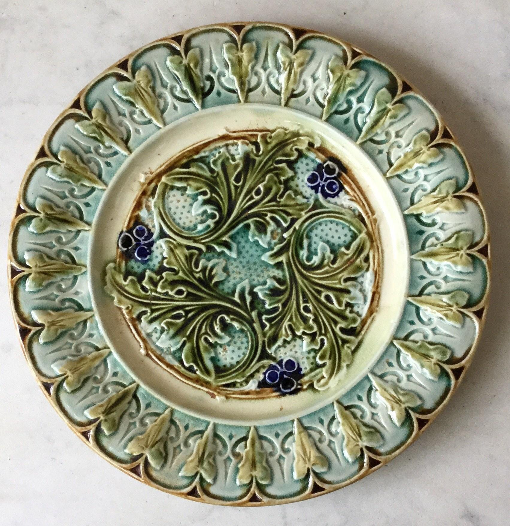 Ceramic French Majolica Acanthus Leaves Plate, circa 1890