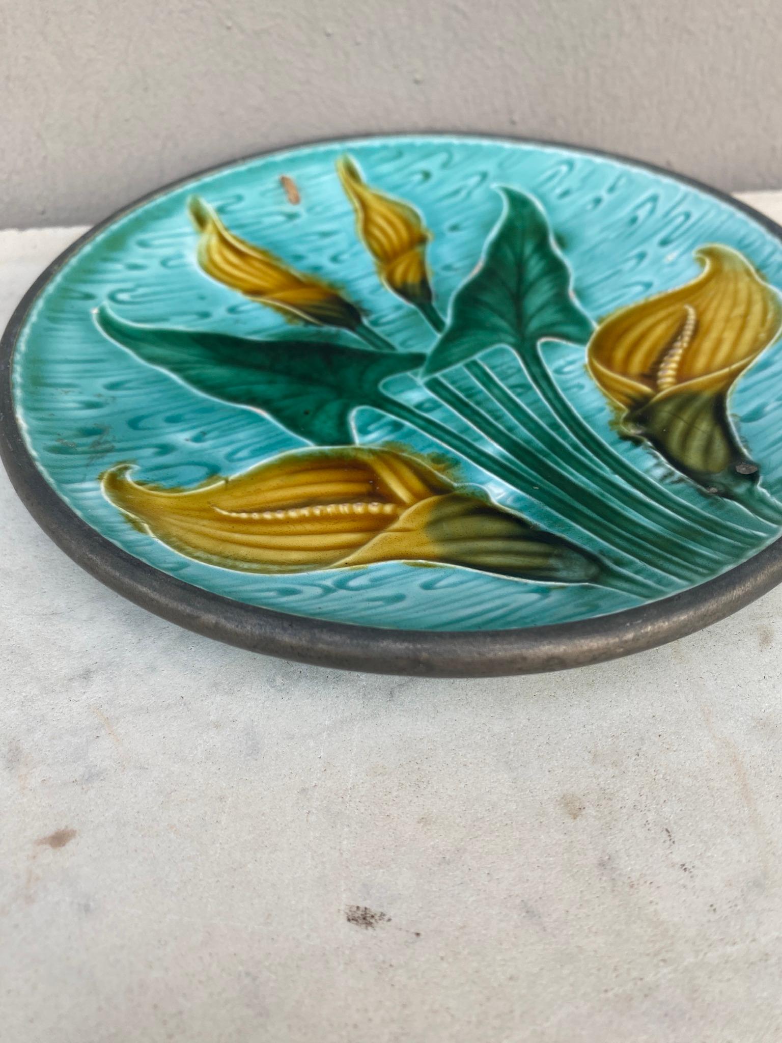 French Majolica Arum Plate, circa 1900 In Good Condition For Sale In Austin, TX