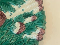 Plat à Barbotine en majolique française représentant des asperges et des artichauts, signé Bavent, vers 1900