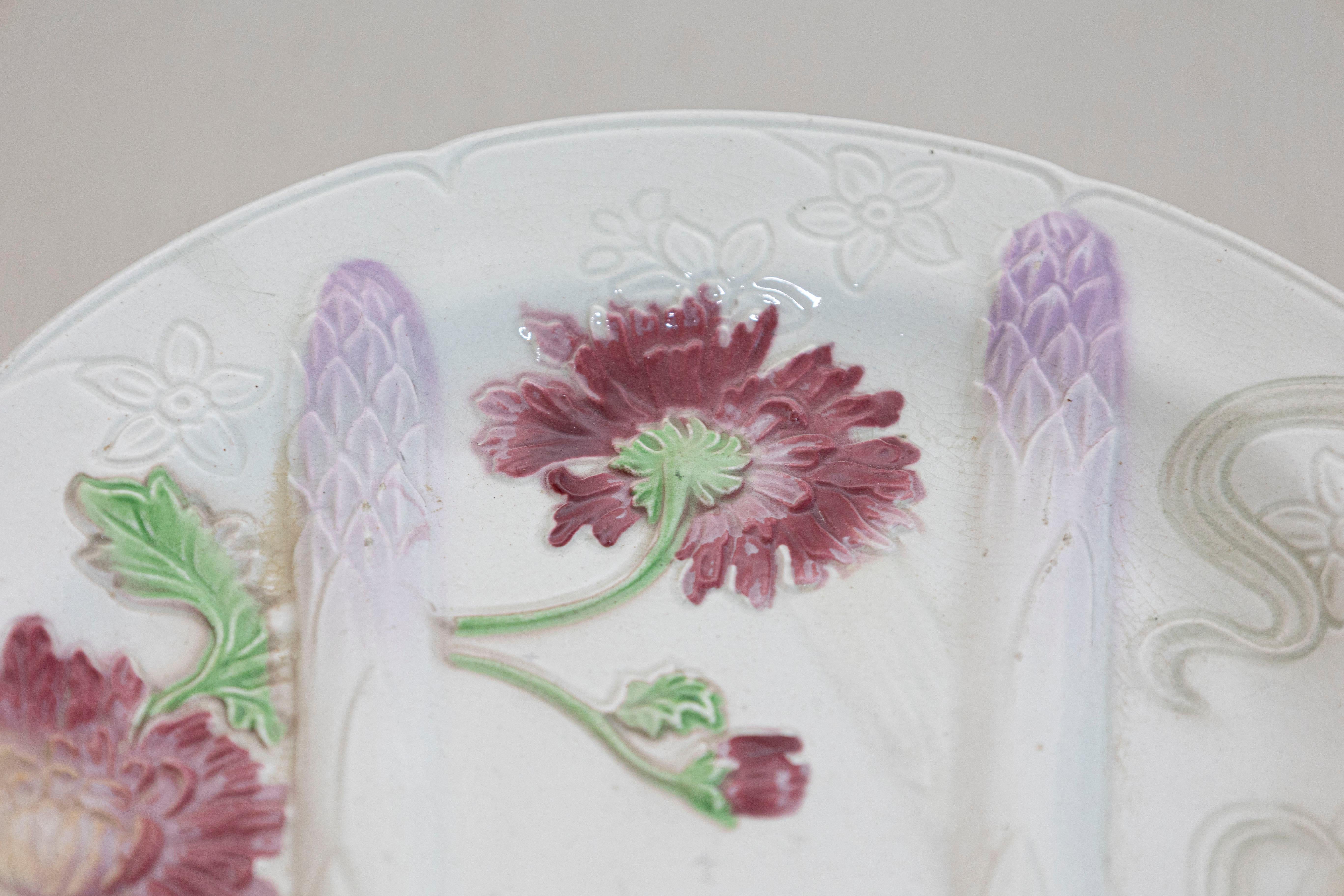 Français Assiettes à asperges en majolique française avec fleurs colorées, sept disponibles en vente