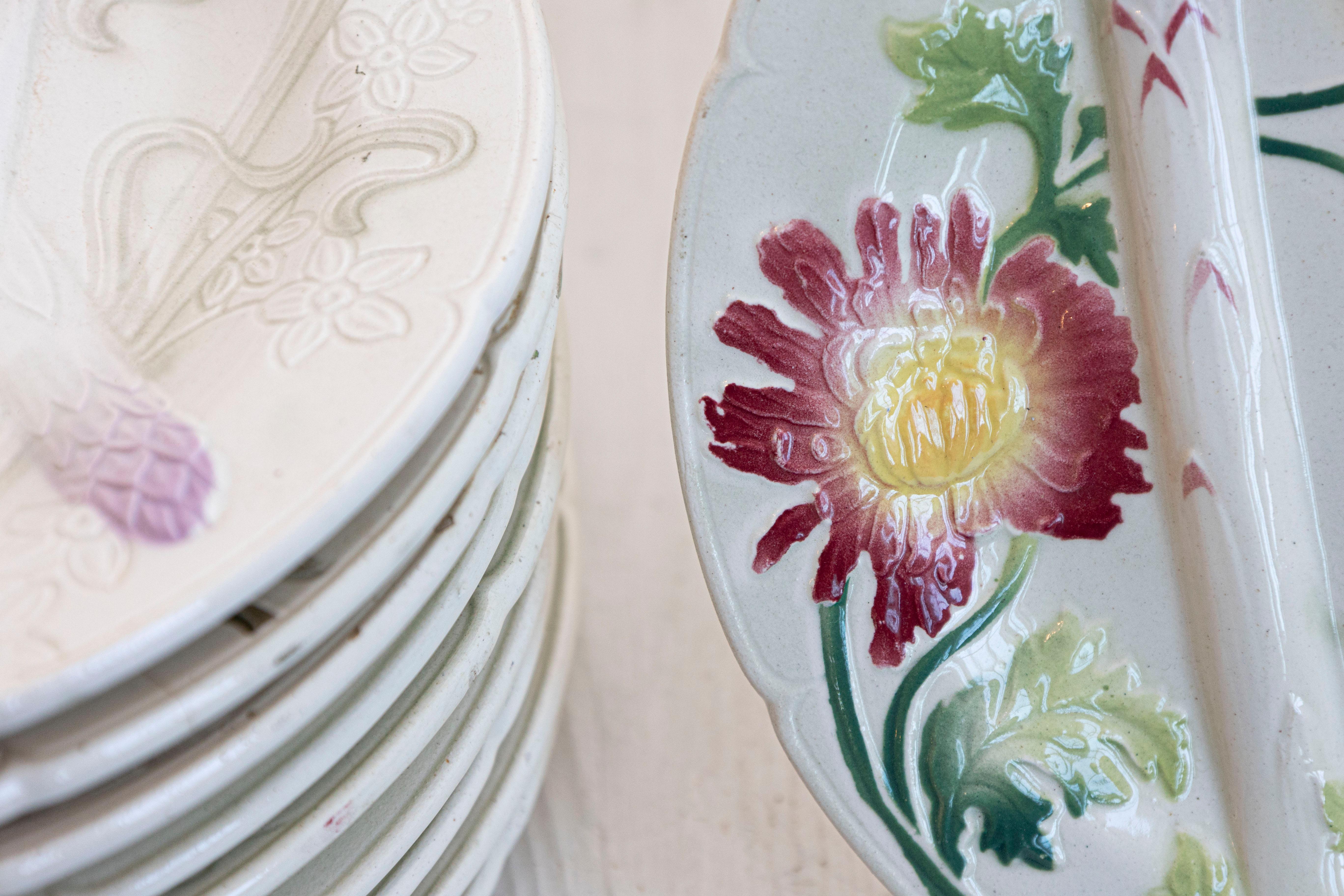 Assiettes à asperges en majolique française avec fleurs colorées, sept disponibles Bon état - En vente à Atlanta, GA