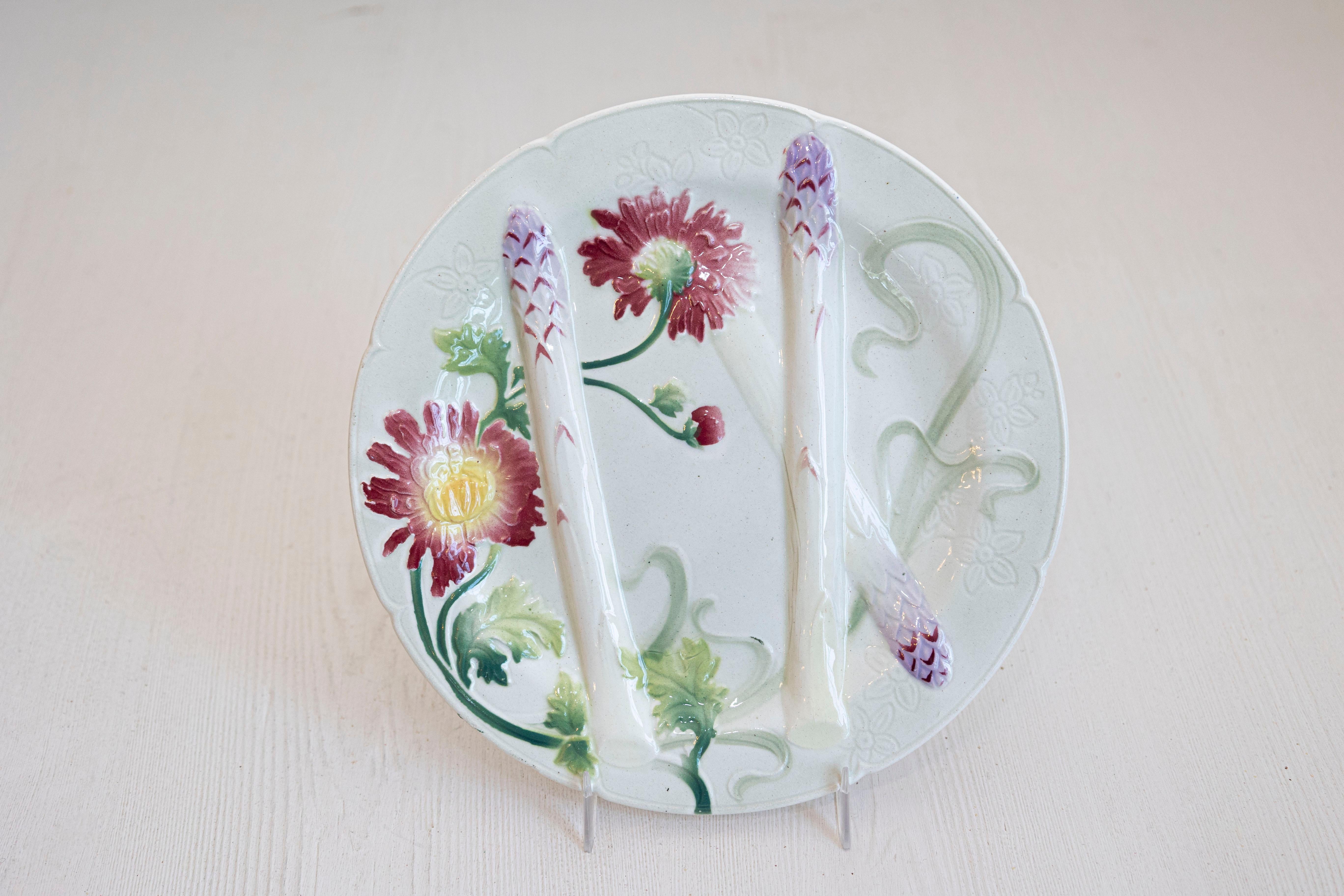XIXe siècle Assiettes à asperges en majolique française avec fleurs colorées, sept disponibles en vente