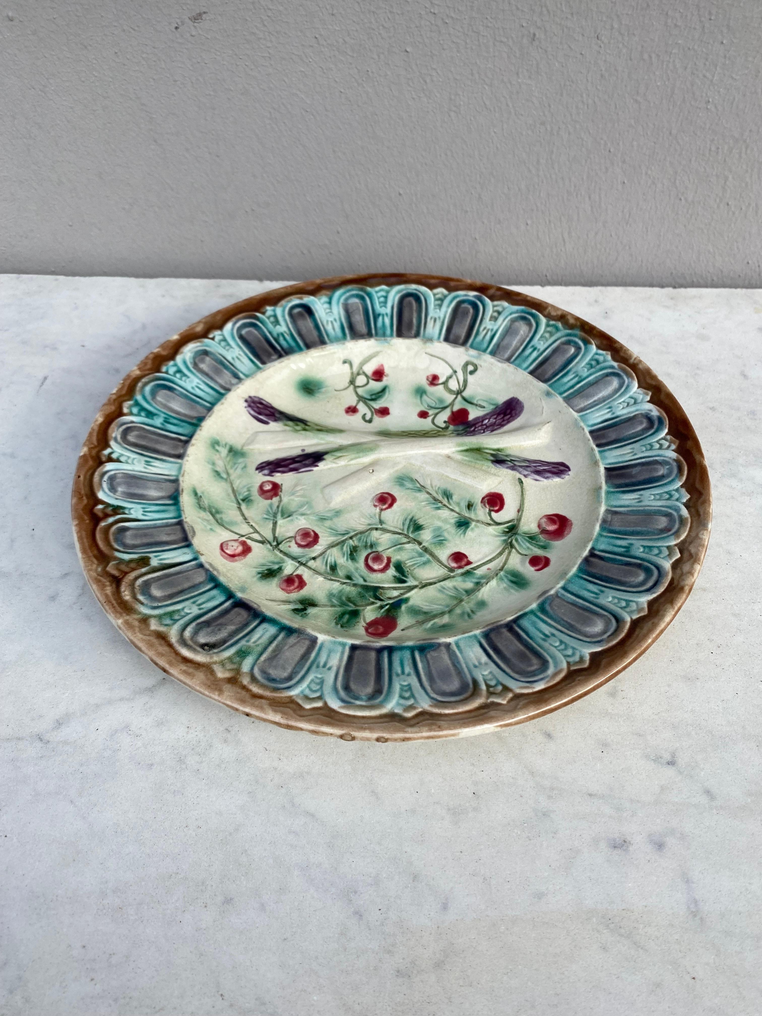Unusual French Majolica asparagus plate attributed to Onnaing, circa 1890.
Decorated with berries.