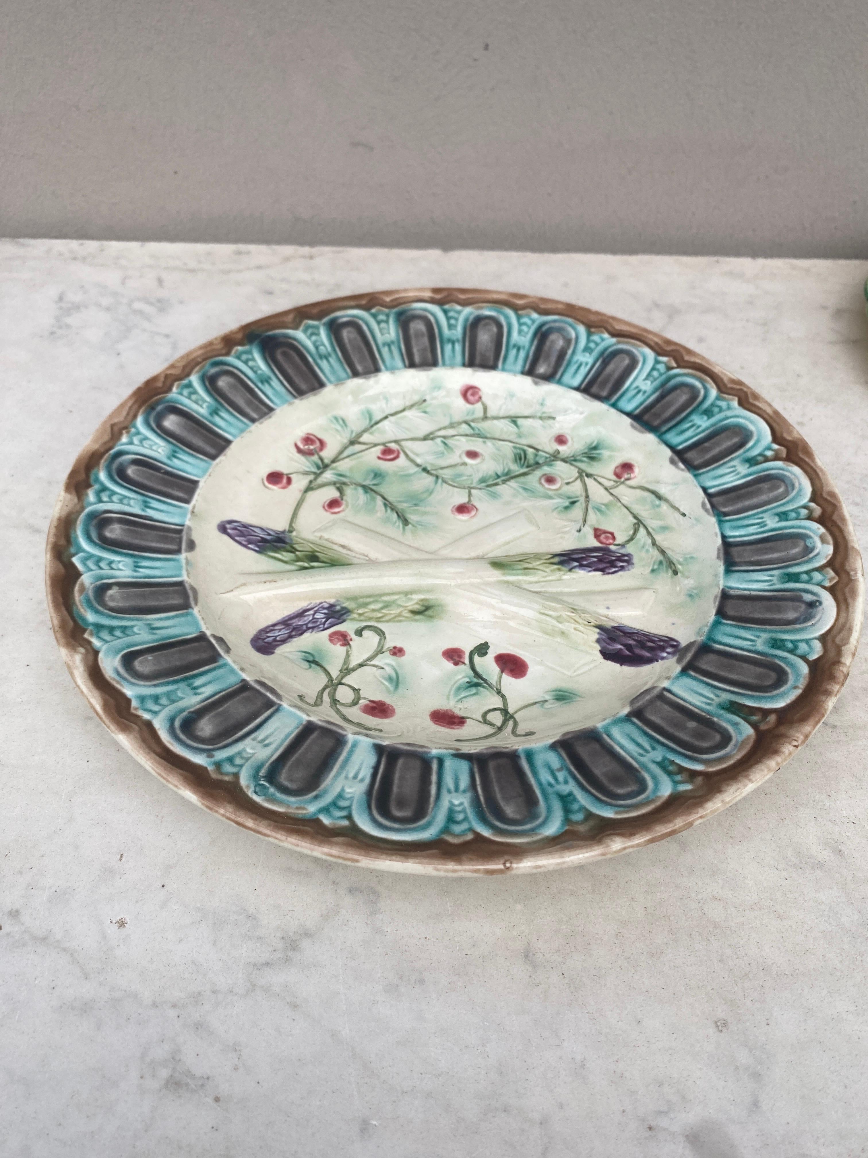 Country French Majolica Asparagus Onnaing Plate, circa 1890 For Sale