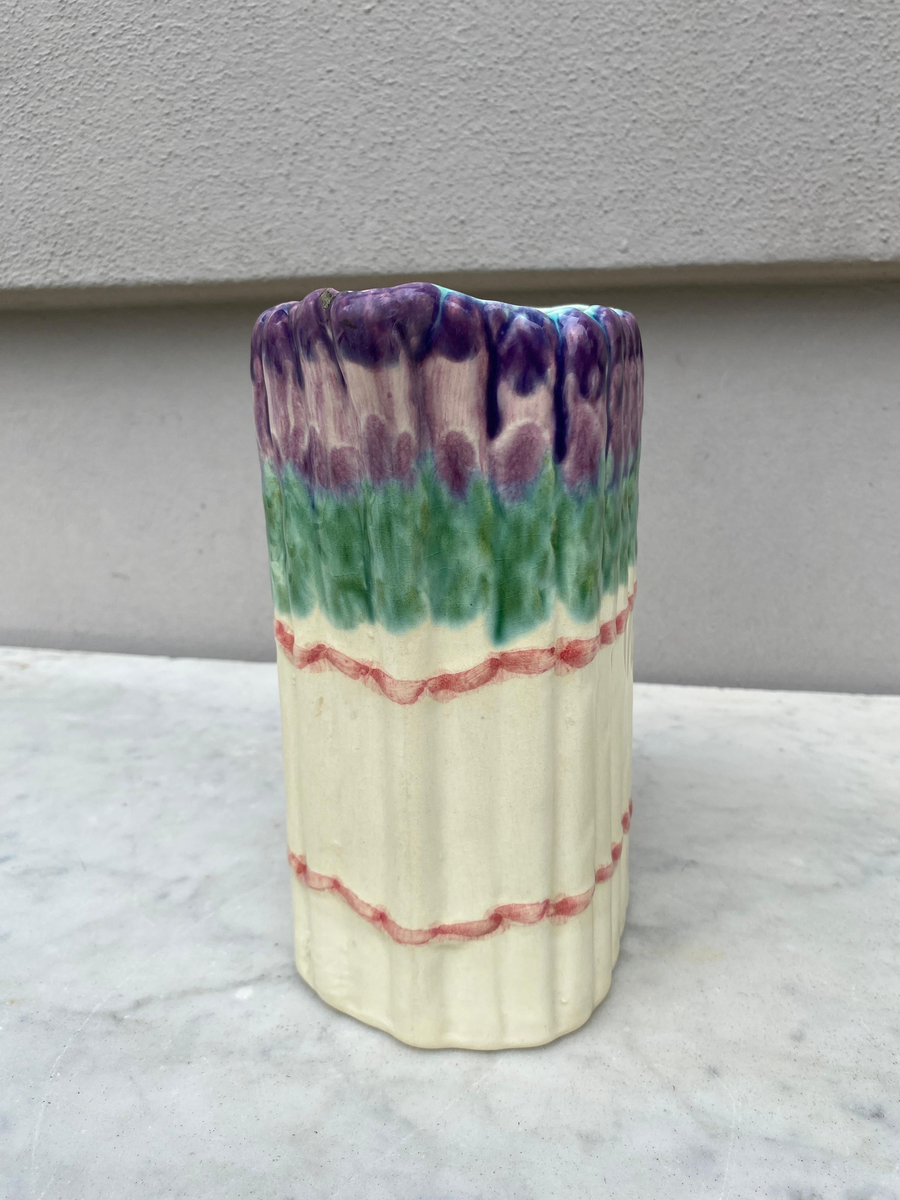 Rustique Pichet à asperges en majolique française vers 1930 en vente